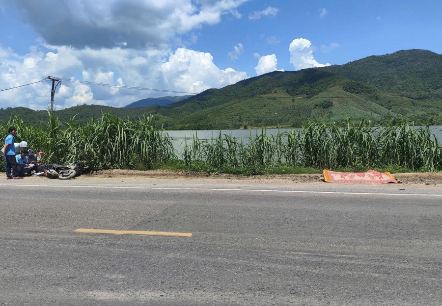 Truy tìm xe đầu kéo rời khỏi hiện trường sau vụ tai nạn chết người trên quốc lộ 19 - Ảnh 1.