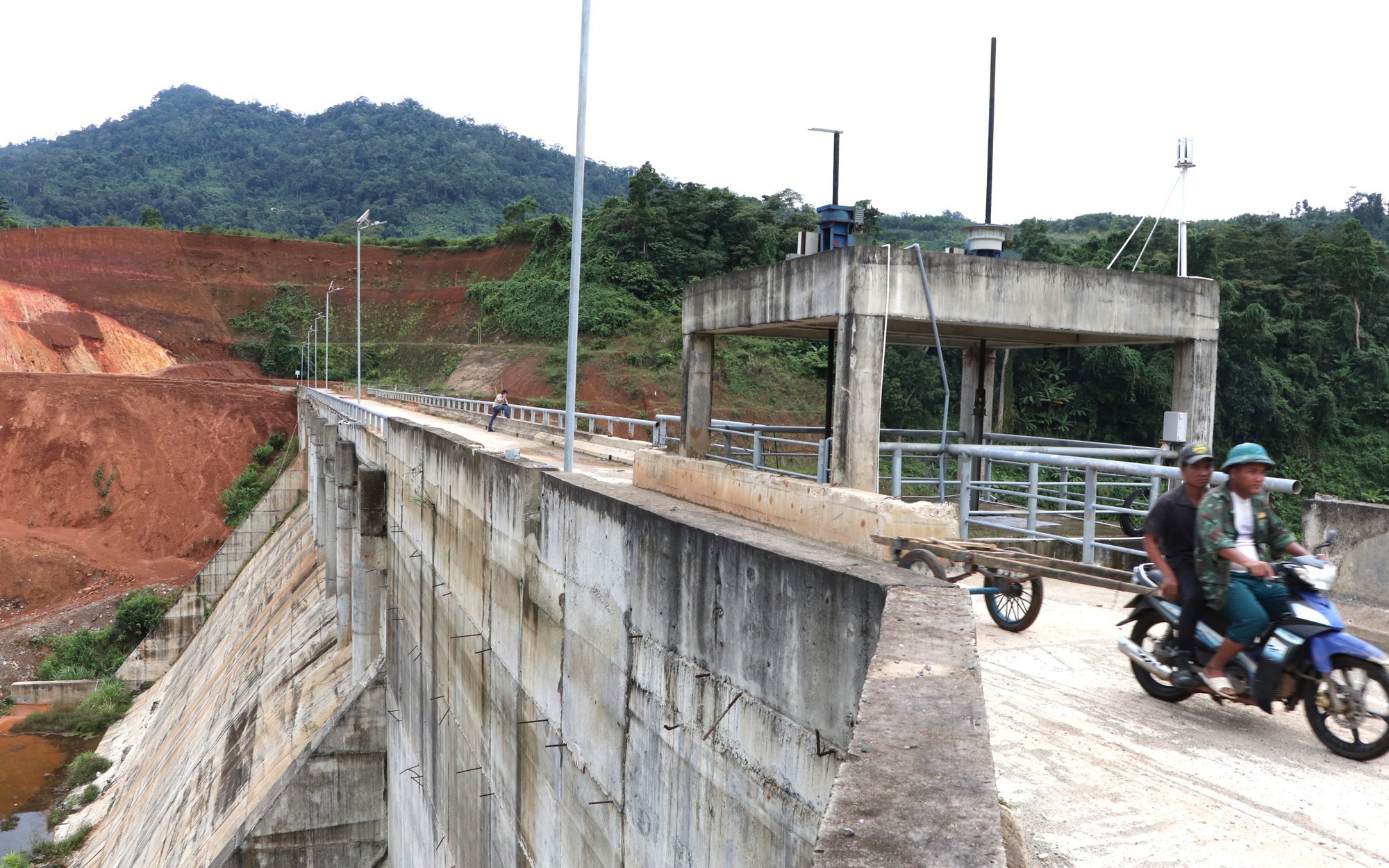 Bức xúc với giá giữ ô tô kiểu "chặt chém" tại Bệnh viện Đa khoa Quảng Nam - Ảnh 4.