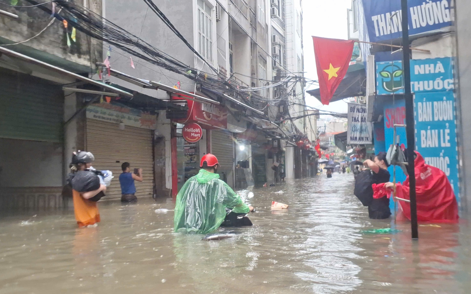 Nước lũ đổ về cuồn cuộn, nhiều nhà dân, ô tô ngập chìm trong "biển nước" - Ảnh 4.