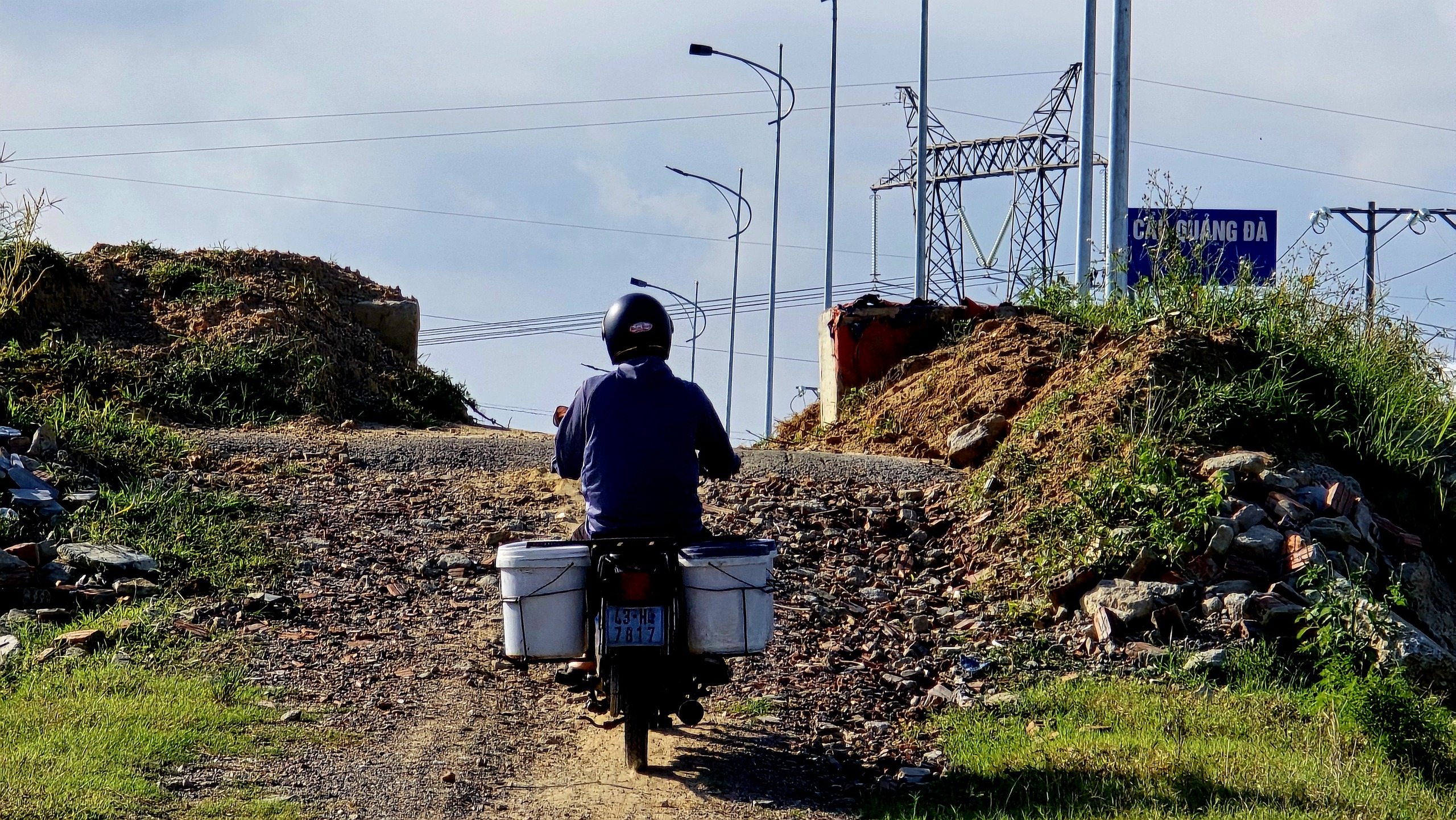 Cảnh “bất động” trên công trường thi công đường dẫn lên cầu Quảng Đà - Ảnh 13.