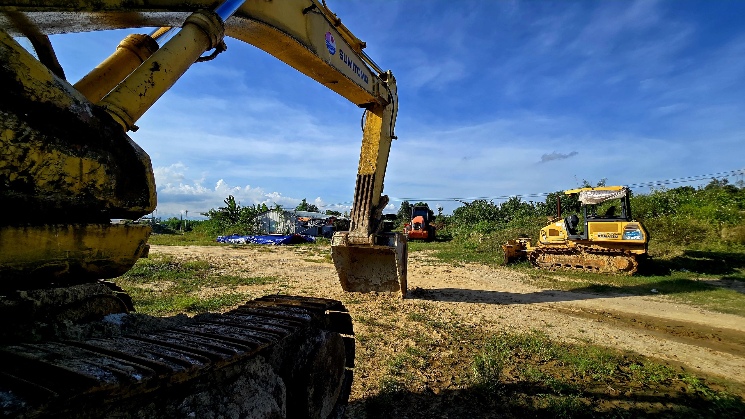 Cảnh “bất động” trên công trường thi công đường dẫn lên cầu Quảng Đà - Ảnh 4.