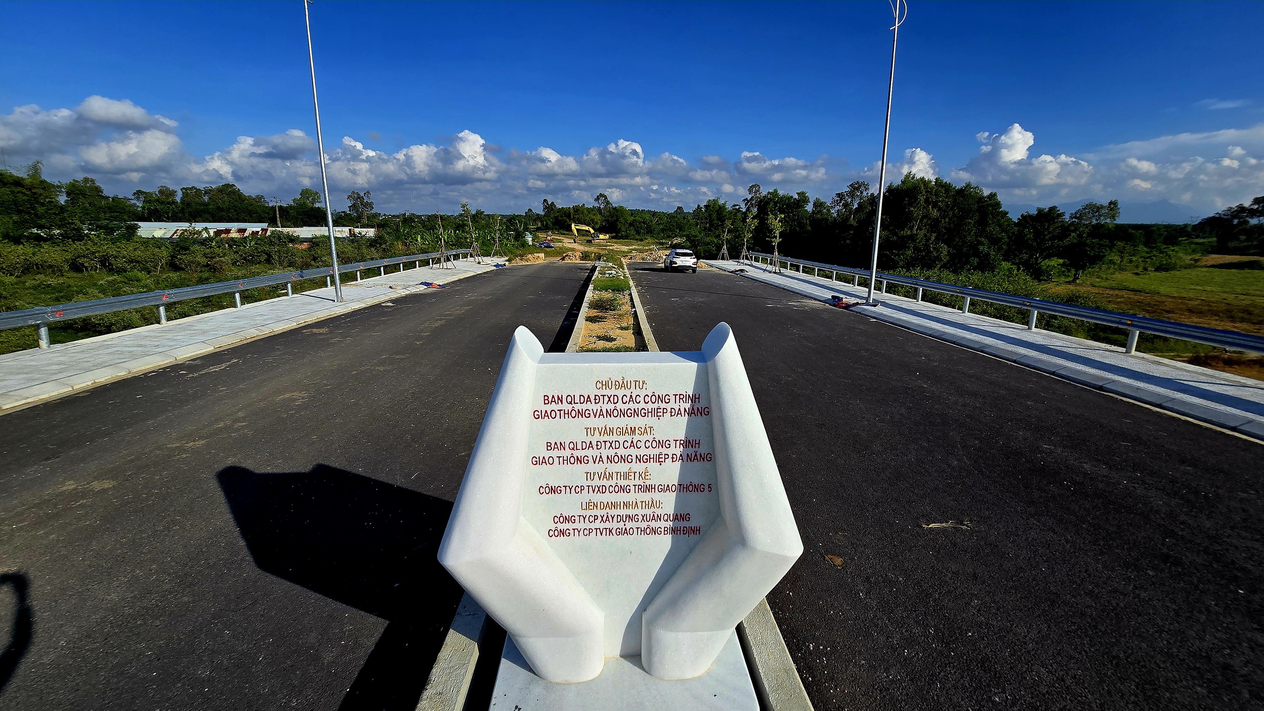 Cảnh “bất động” trên công trường thi công đường dẫn lên cầu Quảng Đà - Ảnh 1.