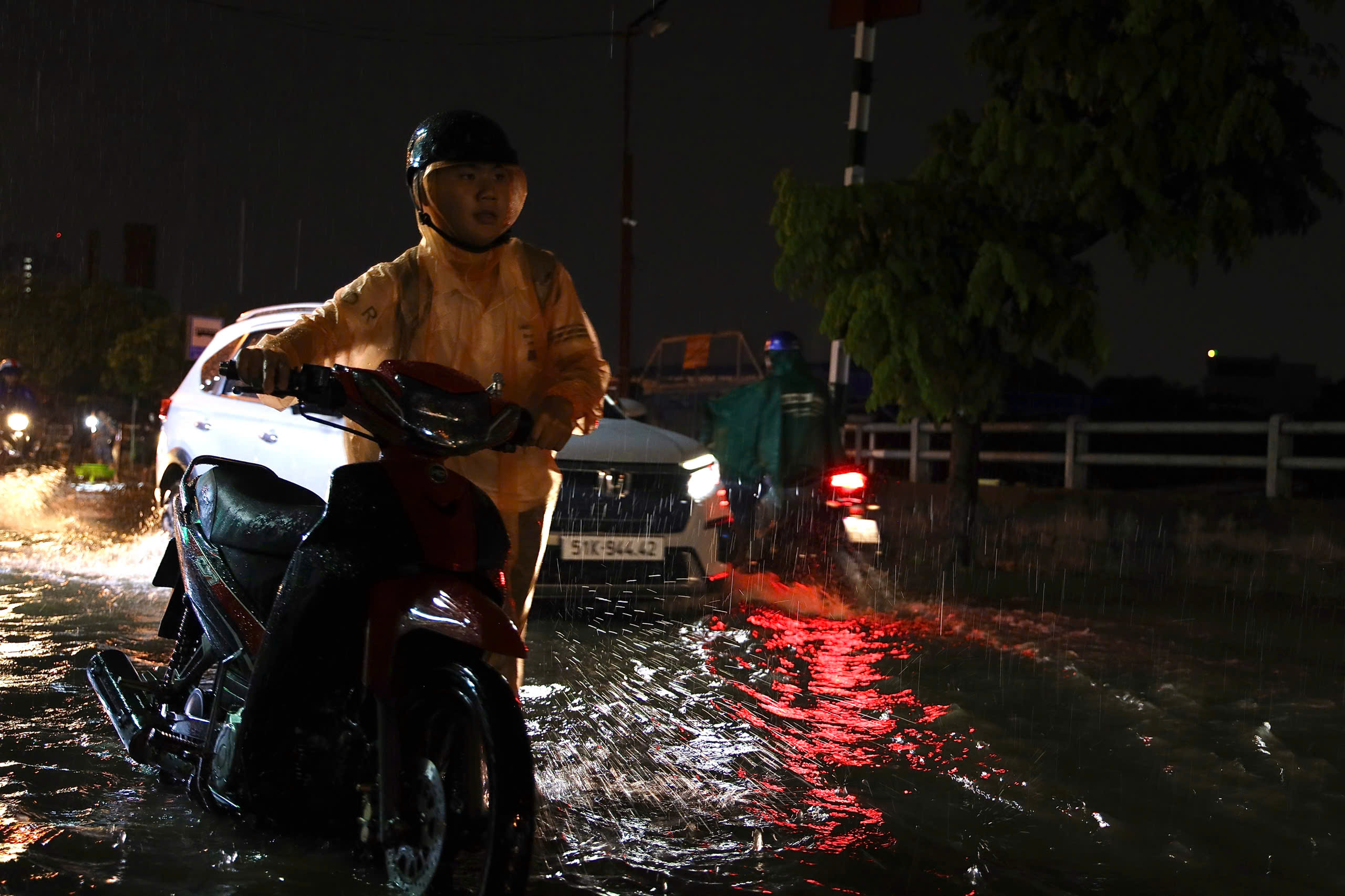 Mưa kết hợp triều cường, một tuyến đường ở TP HCM lại ngập thành sông - Ảnh 3.