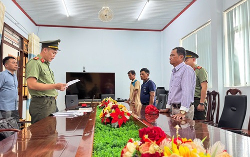 Khởi tố, truy n&atilde; 2 bị can trong vụ ph&aacute; hoại ch&iacute;nh s&aacute;ch đo&agrave;n kết tại Gia Lai - Ảnh 2.