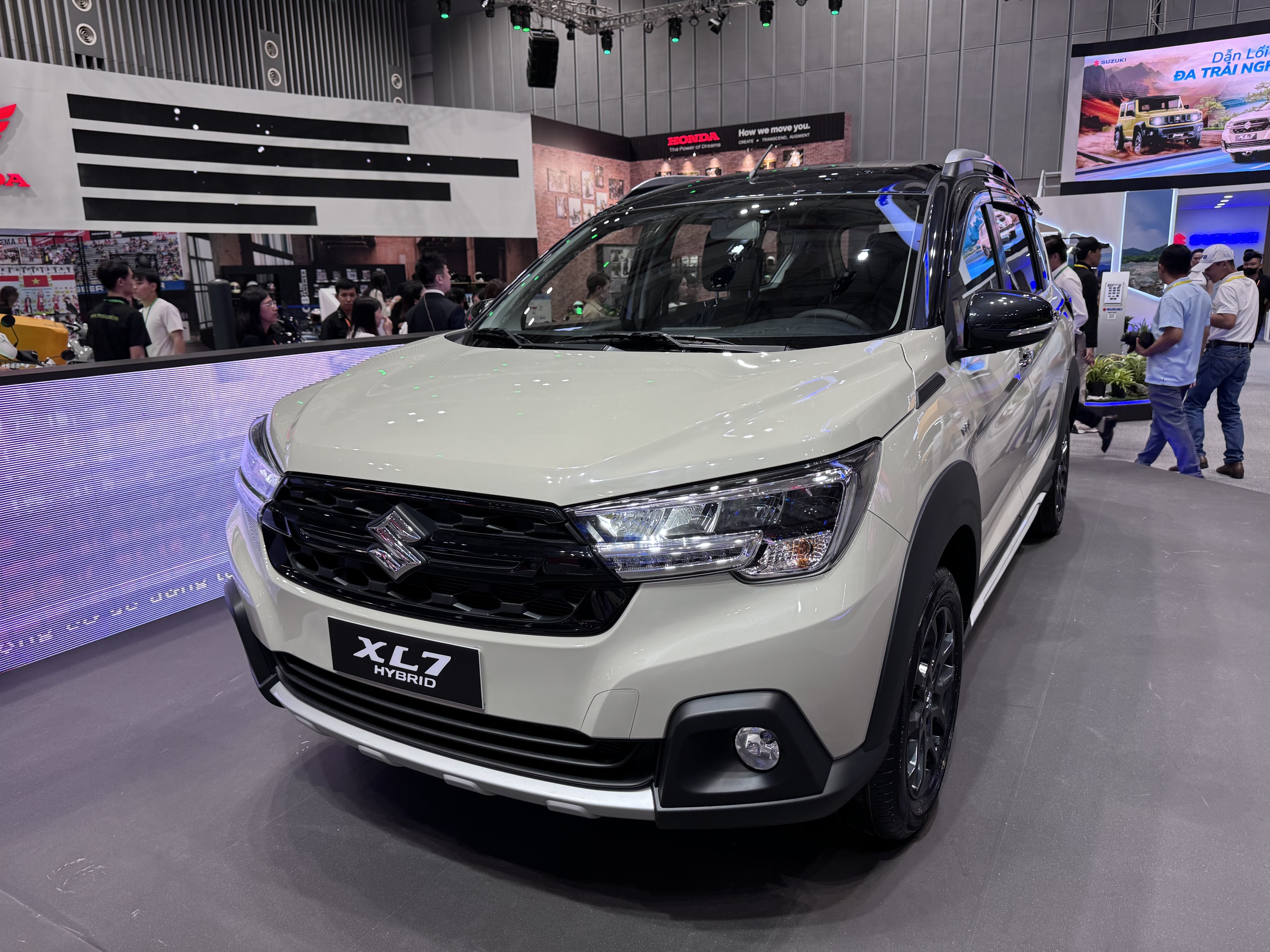 Nhiều mẫu xe 7 chỗ có giá ngang xe 4 chỗ - Ảnh 2.