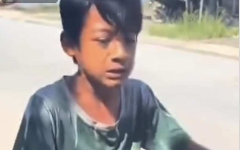 Người đàn bà cướp 140 tờ vé số của bé trai khai “em hối hận rồi” - Ảnh 1.