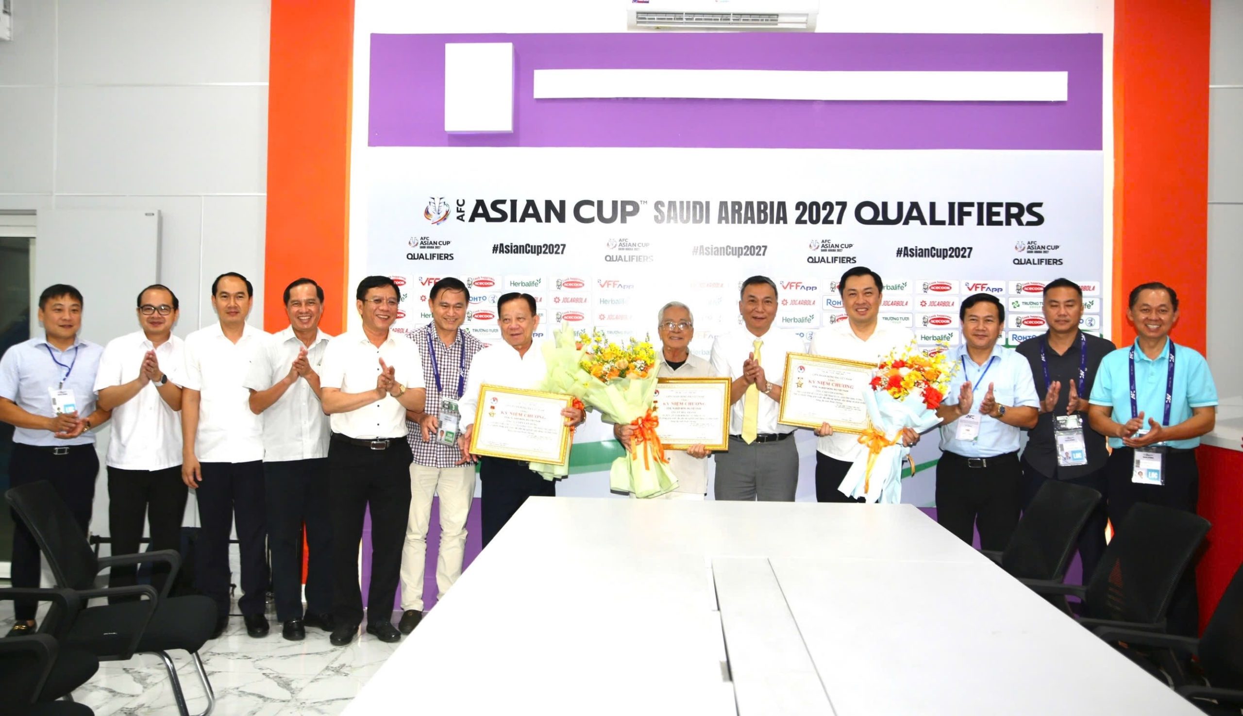 VFF trao Kỷ niệm chương "Vì sự nghiệp Bóng đá Việt Nam" cho các cá nhân tiêu biểu - Ảnh 1.