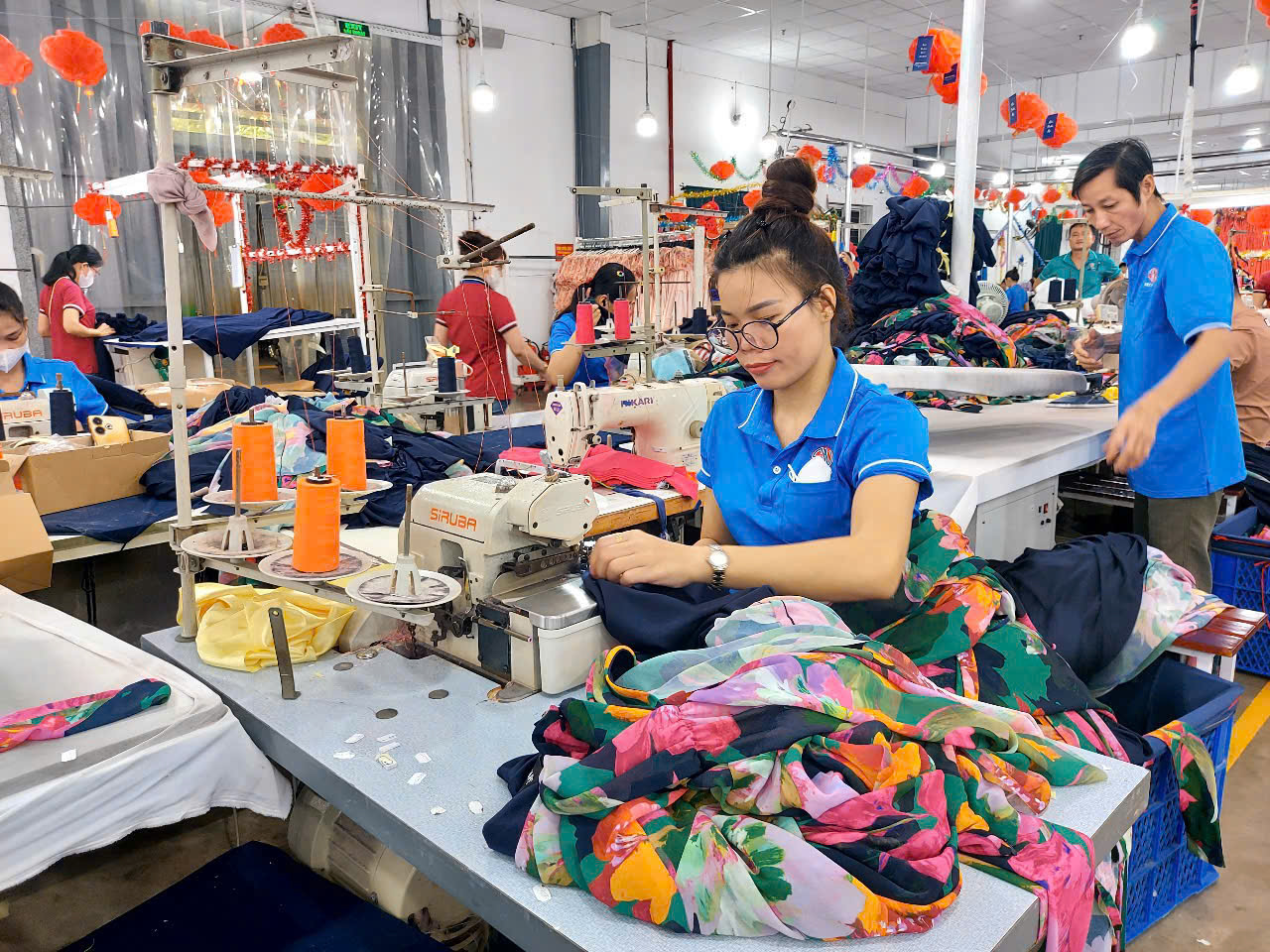 Hài hòa lợi ích khi tăng lương tối thiểu- Ảnh 1. Hài hòa lợi ích khi tăng lương tối thiểu- Ảnh 1.