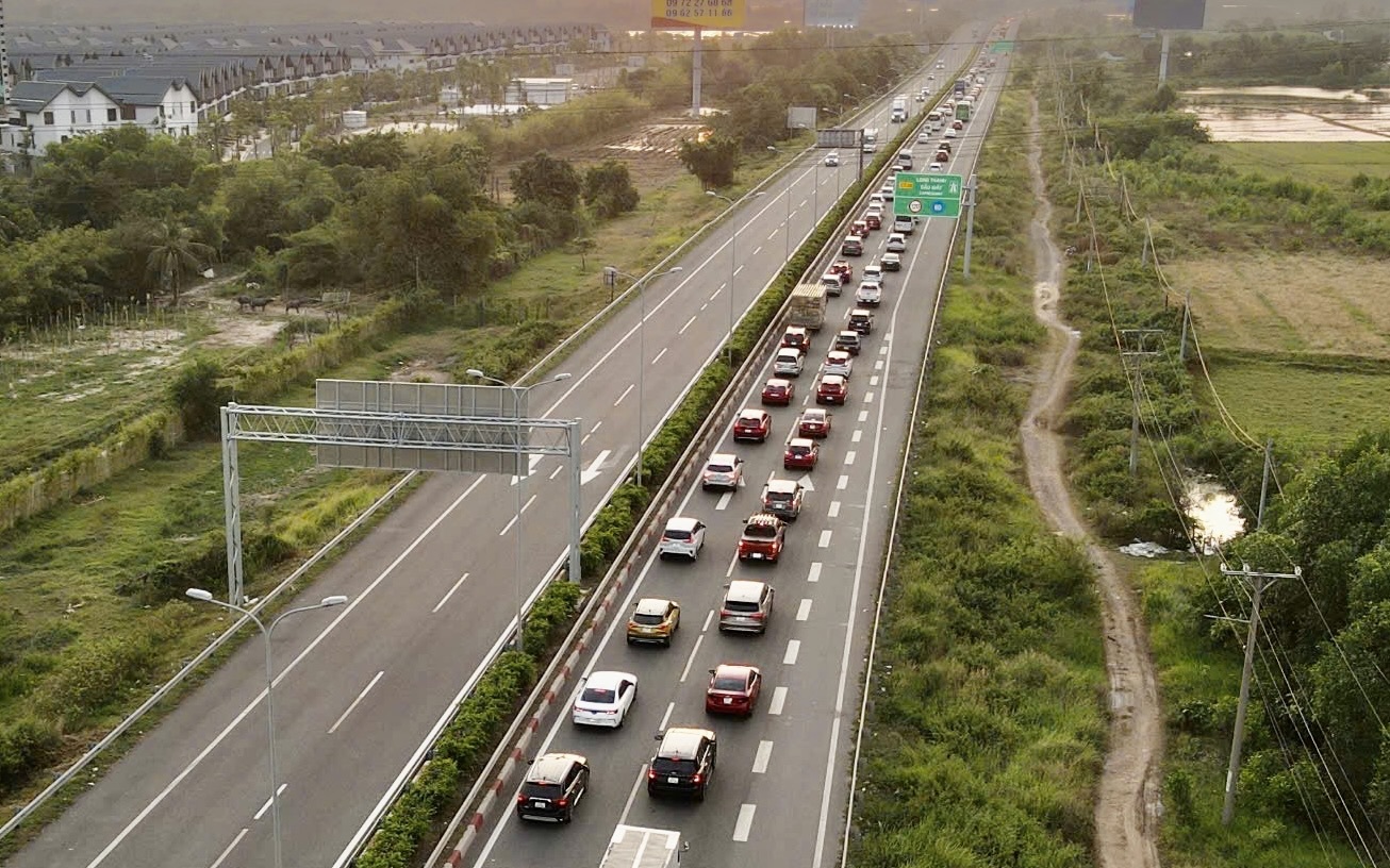 Đề xuất 4 kịch bản đường sắt kết nối sân bay Tân Sơn Nhất và Long Thành - Ảnh 2.