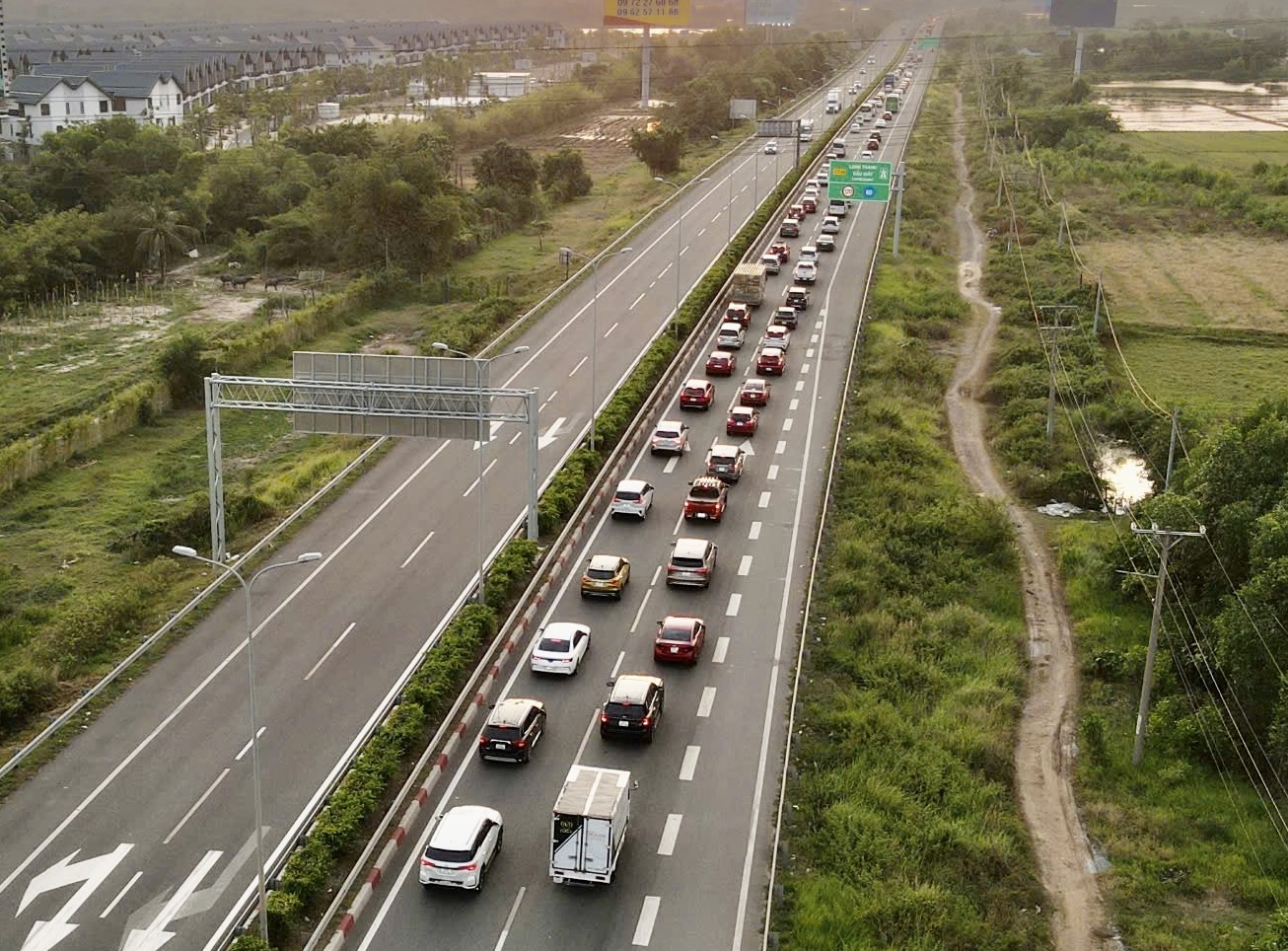 Lắp rào tôn , hạn chế tốc độ thi công mở rộng cao tốc TPHCM - Long Thành