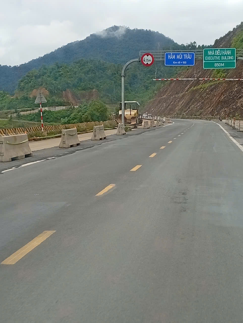 Ban QLDA đường Hồ Chí Minh khắc phục hư hỏng cao tốc La Sơn – Hòa Liên - Ảnh 2. Ban QLDA đường Hồ Chí Minh khắc phục hư hỏng cao tốc La Sơn – Hòa Liên - Ảnh 2.