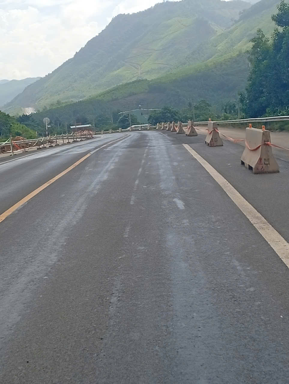 Ban QLDA đường Hồ Chí Minh khắc phục hư hỏng cao tốc La Sơn – Hòa Liên - Ảnh 3. Ban QLDA đường Hồ Chí Minh khắc phục hư hỏng cao tốc La Sơn – Hòa Liên - Ảnh 3.