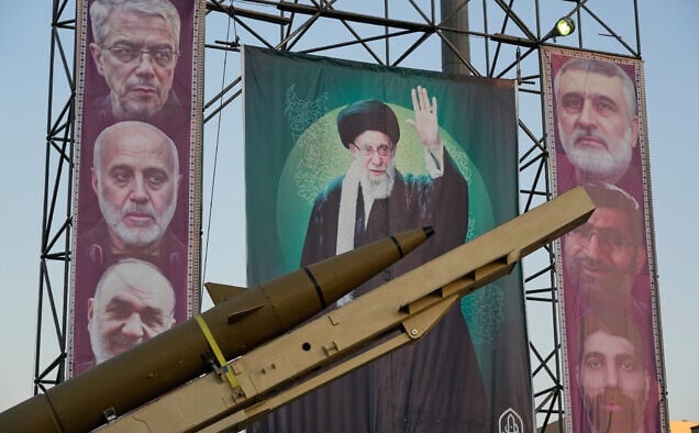 Lãnh tụ tối cao Iran gỡ bỏ mọi giới hạn về tầm bắn tên lửa Iran - Ảnh 1.