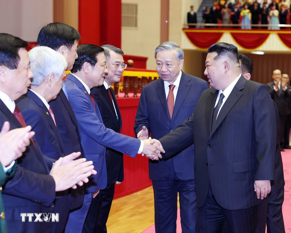 Tổng Bí thư, Chủ tịch Quốc vụ Kim Jong Un chủ trì lễ đón Tổng Bí thư Tô Lâm - Ảnh 1.