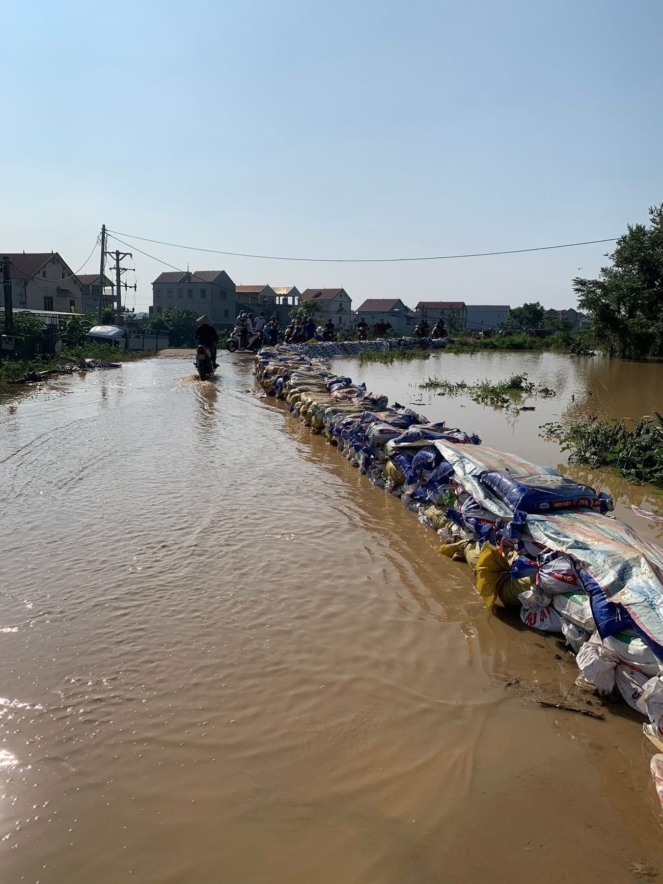 Lũ sông Cầu Bắc Ninh khiến nhiều thôn chìm trong biển nước , cuộc sống đảo lộn - Ảnh 8. Lũ sông Cầu Bắc Ninh khiến nhiều thôn chìm trong biển nước , cuộc sống đảo lộn - Ảnh 8.