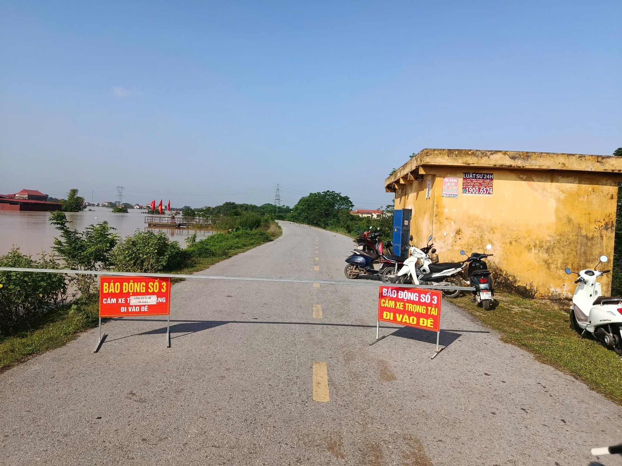 Lũ sông Cầu Bắc Ninh khiến nhiều thôn chìm trong biển nước , cuộc sống đảo lộn - Ảnh 3. Lũ sông Cầu Bắc Ninh khiến nhiều thôn chìm trong biển nước , cuộc sống đảo lộn - Ảnh 3.