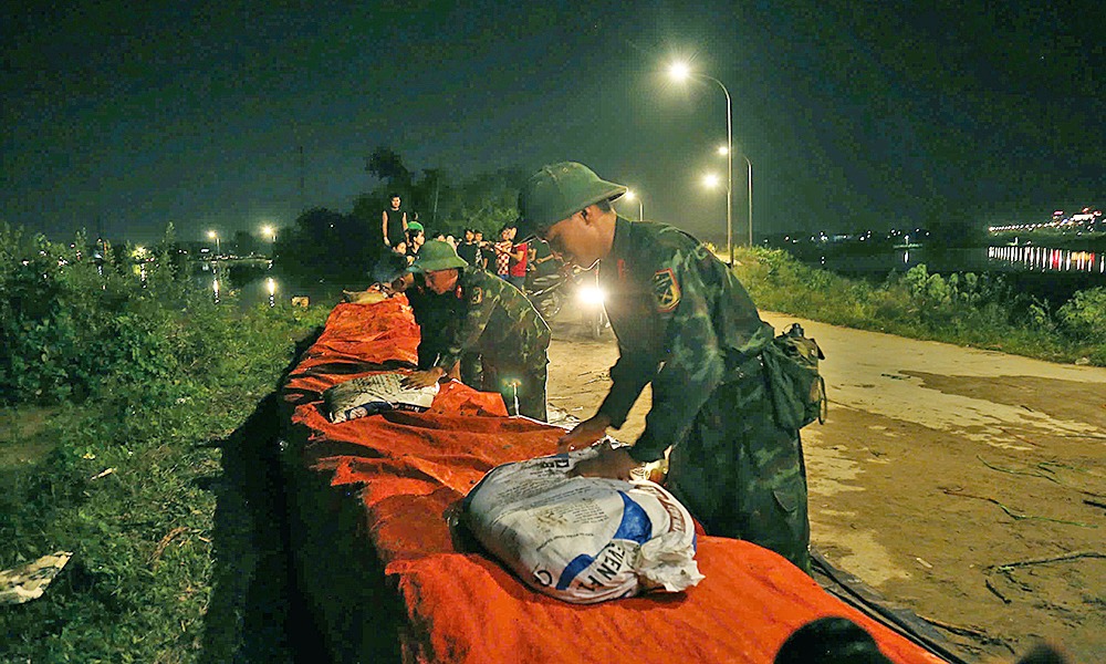 Hơn 2 . 000 Người Bắc Ninh Xuyên đêm gia cố đê Đẩu Hàn Trước lũ lớn - Ảnh 3.