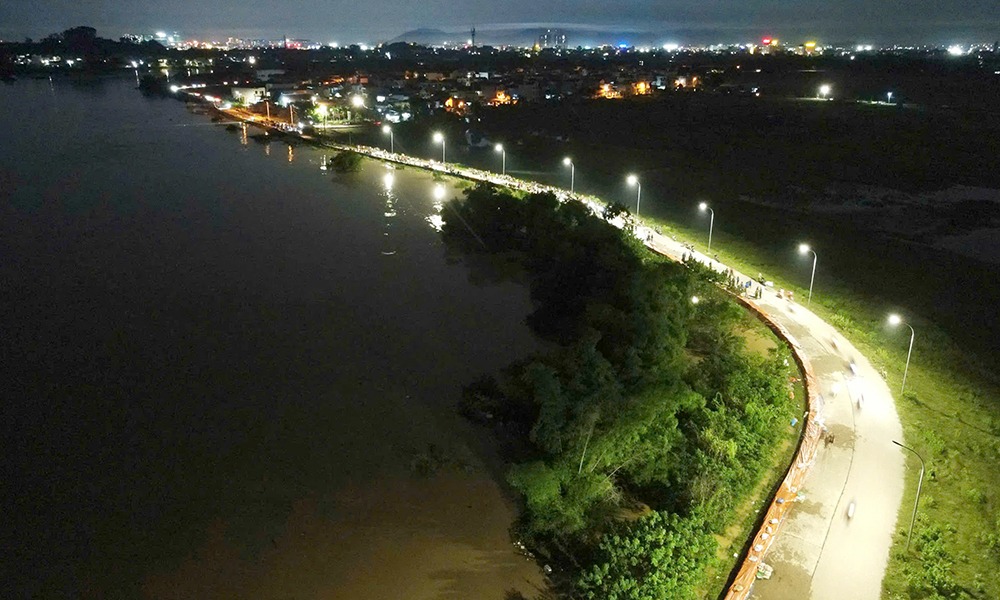 Hơn 2 . 000 Người Bắc Ninh Xuyên đêm gia cố đê Đẩu Hàn Trước lũ lớn - Ảnh 4.
