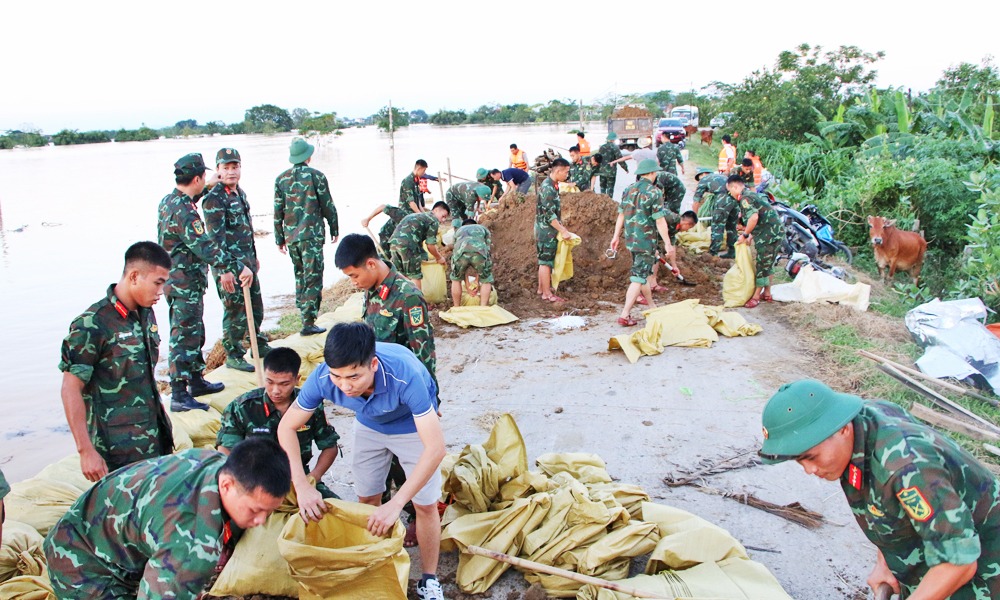 VIDEO: Hơn 2.000 người ở Bắc Ninh xuyên đêm đắp đê Đẩu Hàn; nhiều nơi bị cô lập do lũ lớn - Ảnh 3.