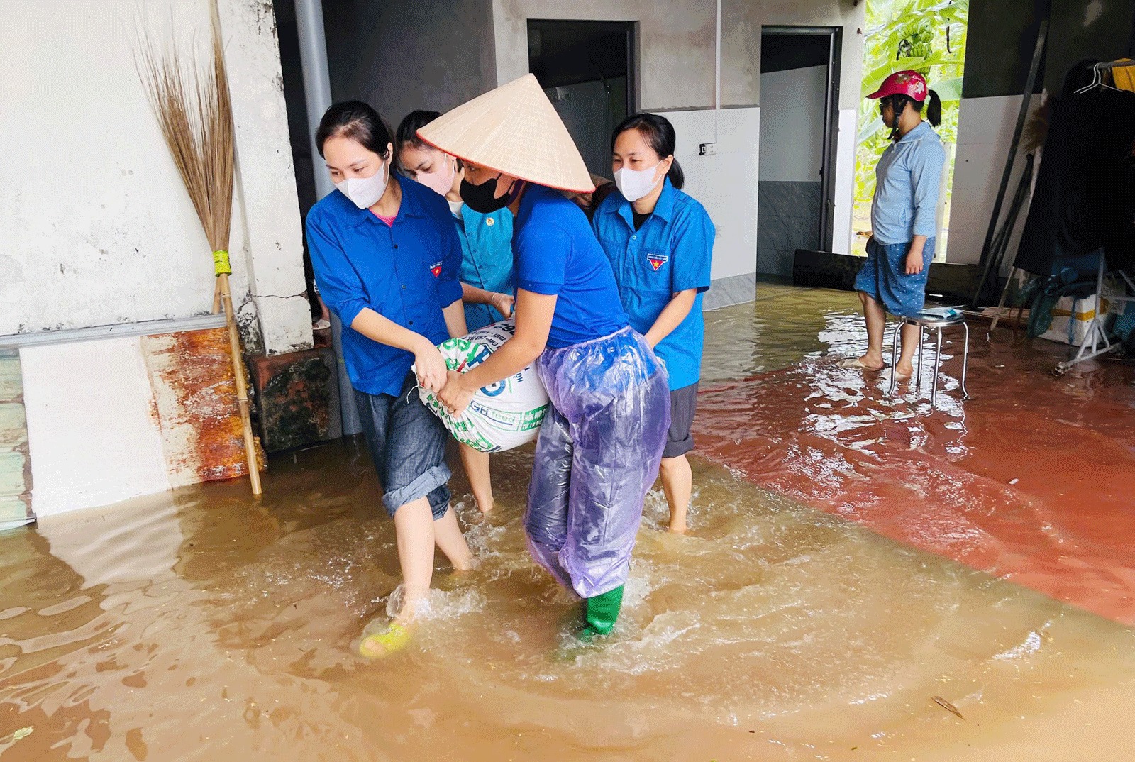 Lũ sông Cầu Bắc Ninh khiến nhiều thôn chìm trong biển nước , cuộc sống đảo lộn - Ảnh 9. Lũ sông Cầu Bắc Ninh khiến nhiều thôn chìm trong biển nước , cuộc sống đảo lộn - Ảnh 9.