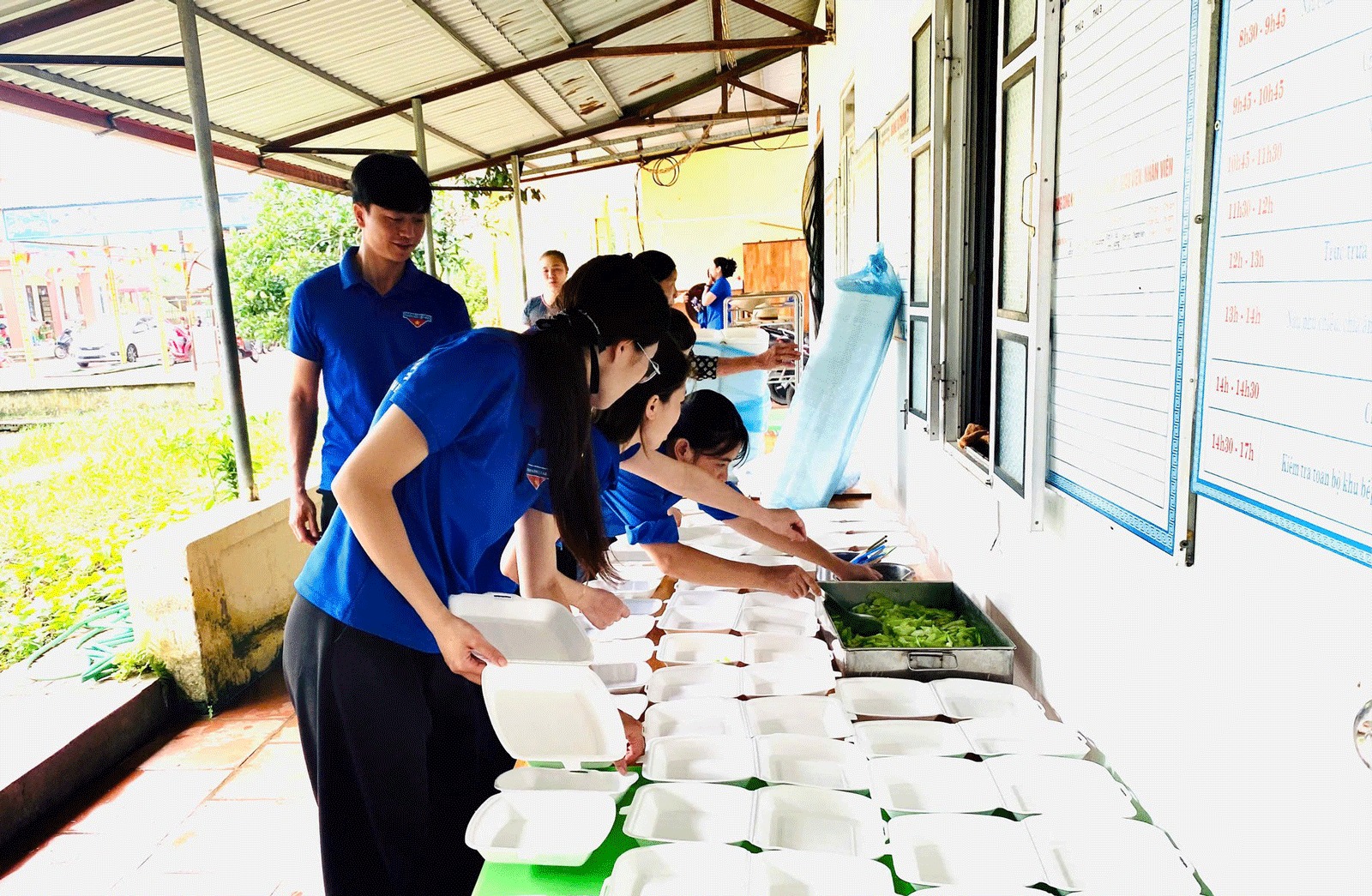 Lũ sông Cầu Bắc Ninh khiến nhiều thôn chìm trong biển nước , cuộc sống đảo lộn - Ảnh 10. Lũ sông Cầu Bắc Ninh khiến nhiều thôn chìm trong biển nước , cuộc sống đảo lộn - Ảnh 10.