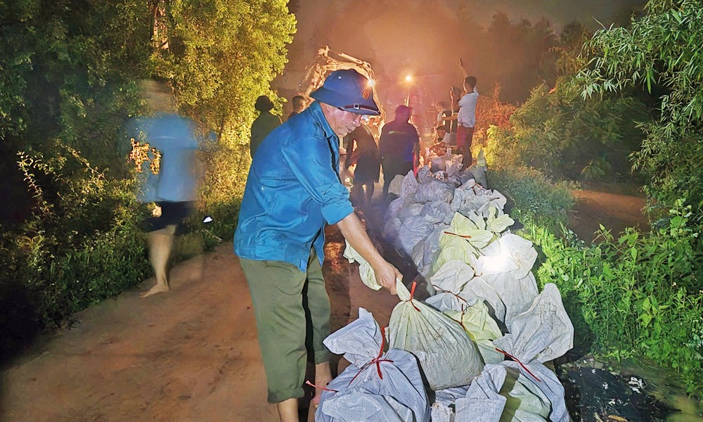VIDEO: Hơn 2.000 người ở Bắc Ninh xuyên đêm đắp đê Đẩu Hàn; nhiều nơi bị cô lập do lũ lớn - Ảnh 2.
