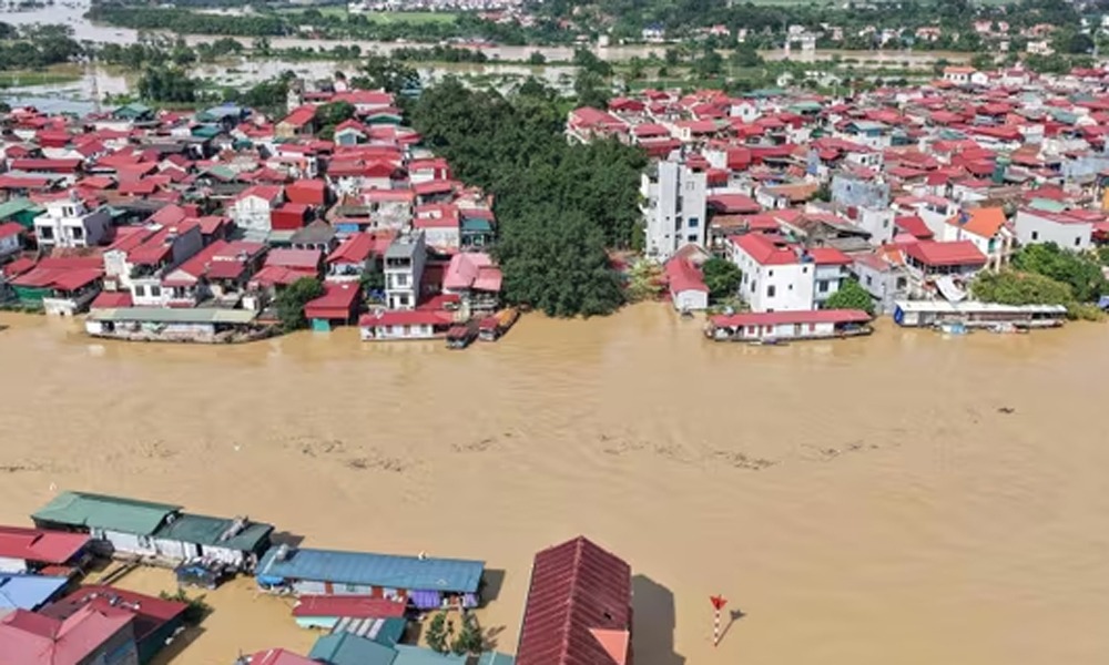 VIDEO: Hơn 2.000 người ở Bắc Ninh xuyên đêm đắp đê Đẩu Hàn; nhiều nơi bị cô lập do lũ lớn - Ảnh 1.