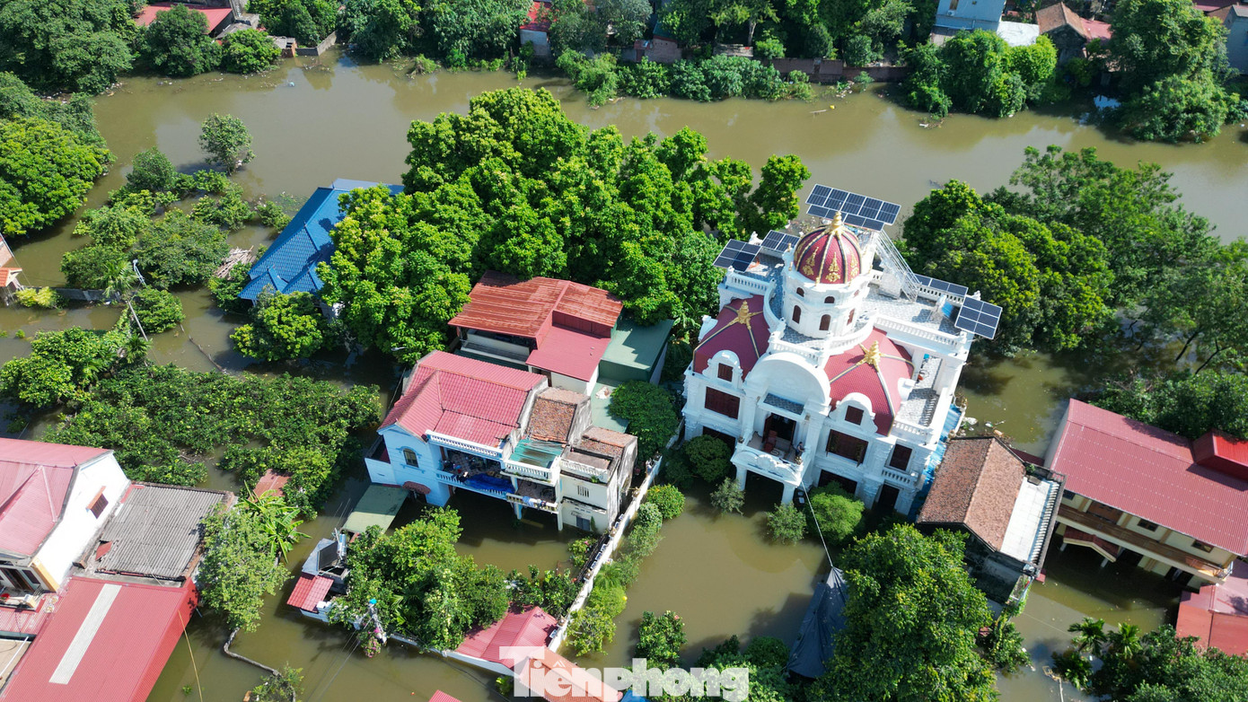 Biệt thự chìm trong biển nước , làng Quả Cảm thành ốc đảo giữa Bắc Ninh - Ảnh 6. Biệt thự chìm trong biển nước , làng Quả Cảm thành ốc đảo giữa Bắc Ninh - Ảnh 6.
