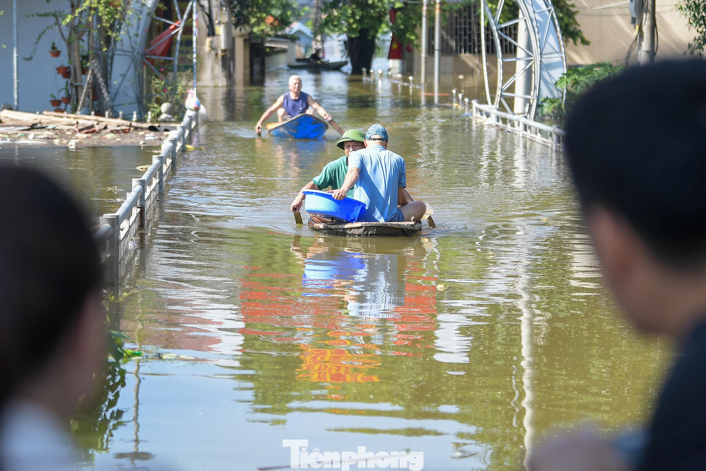 Biệt thự chìm trong biển nước , làng Quả Cảm thành ốc đảo giữa Bắc Ninh - Ảnh 10. Biệt thự chìm trong biển nước , làng Quả Cảm thành ốc đảo giữa Bắc Ninh - Ảnh 10.