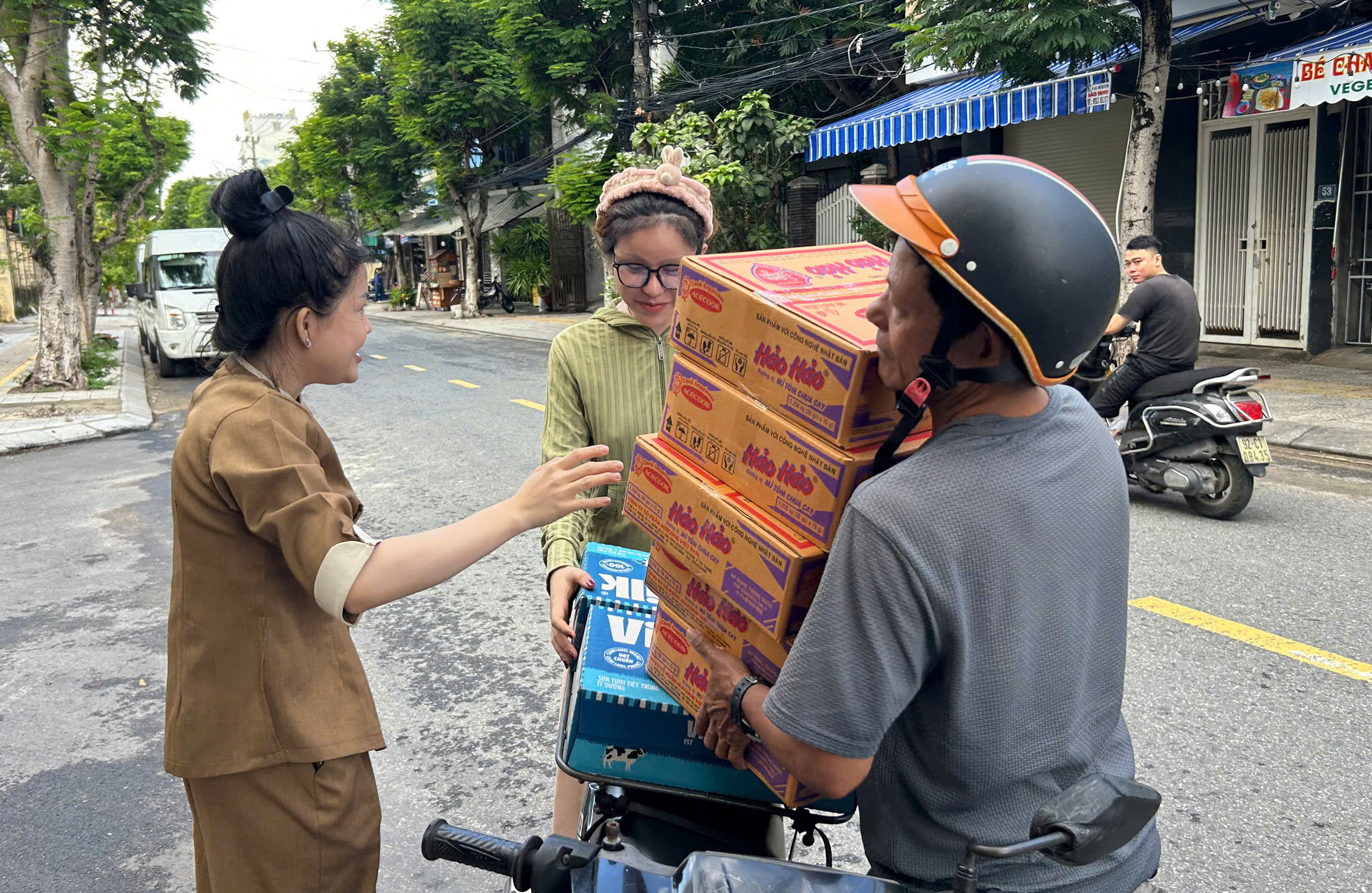 Người Đà Nẵng tích cực ủng hộ cứu trợ đồng bào vùng lũ miền Bắc - Ảnh 1. Người Đà Nẵng tích cực ủng hộ cứu trợ đồng bào vùng lũ miền Bắc - Ảnh 1.