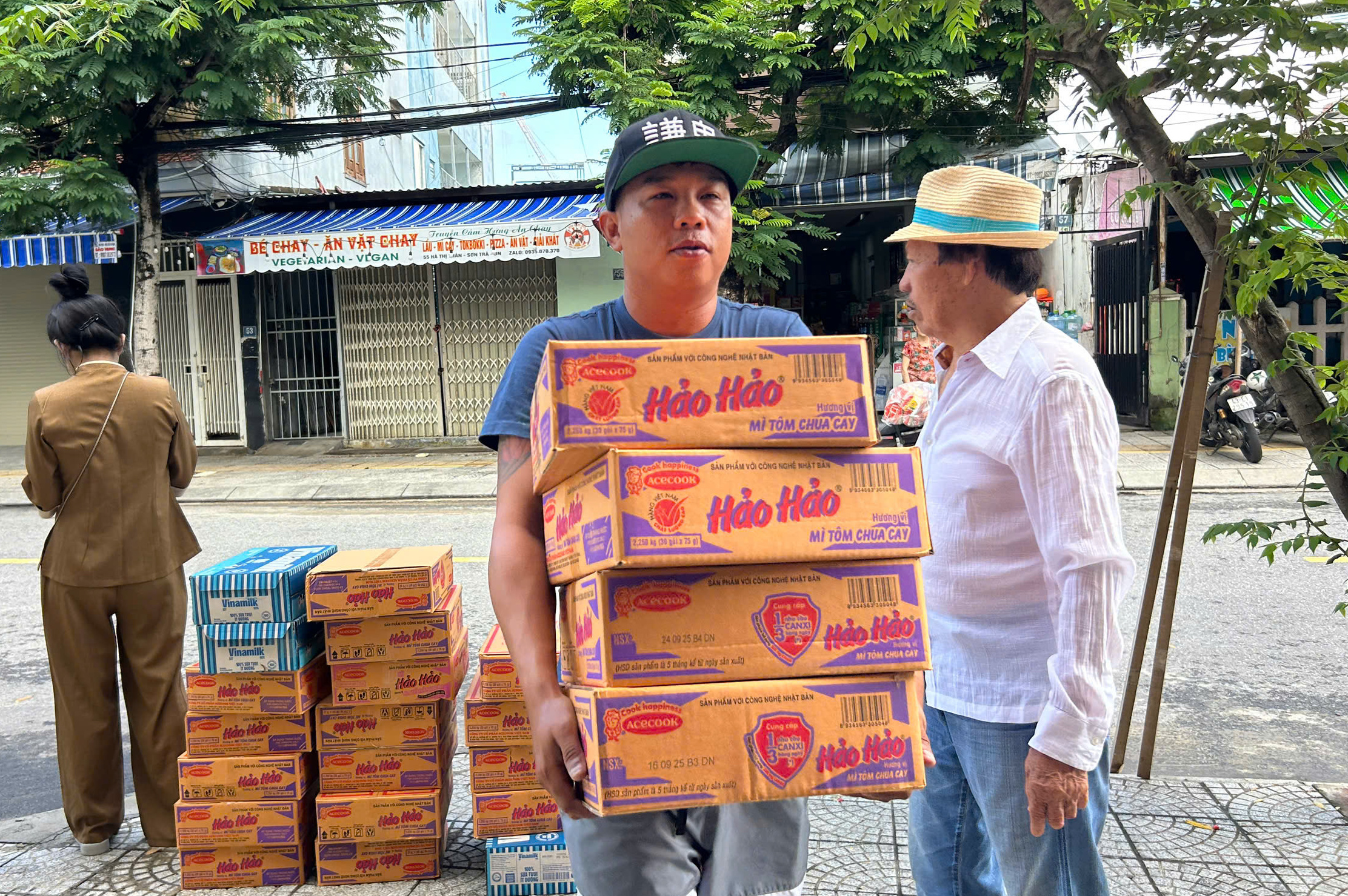 Người Đà Nẵng tích cực ủng hộ cứu trợ đồng bào vùng lũ miền Bắc - Ảnh 3. Người Đà Nẵng tích cực ủng hộ cứu trợ đồng bào vùng lũ miền Bắc - Ảnh 3.
