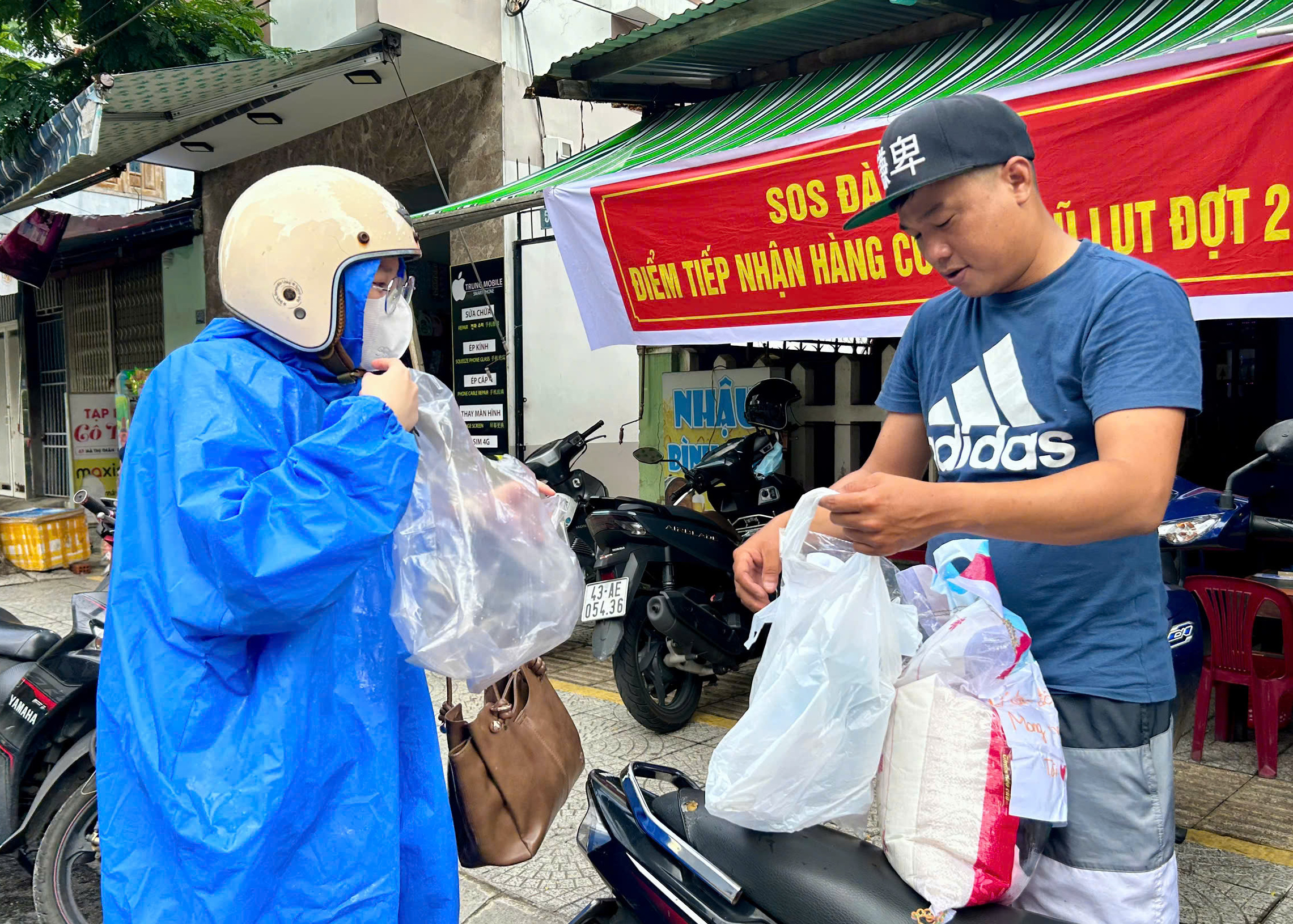 Người Đà Nẵng tích cực ủng hộ cứu trợ đồng bào vùng lũ miền Bắc - Ảnh 2. Người Đà Nẵng tích cực ủng hộ cứu trợ đồng bào vùng lũ miền Bắc - Ảnh 2.