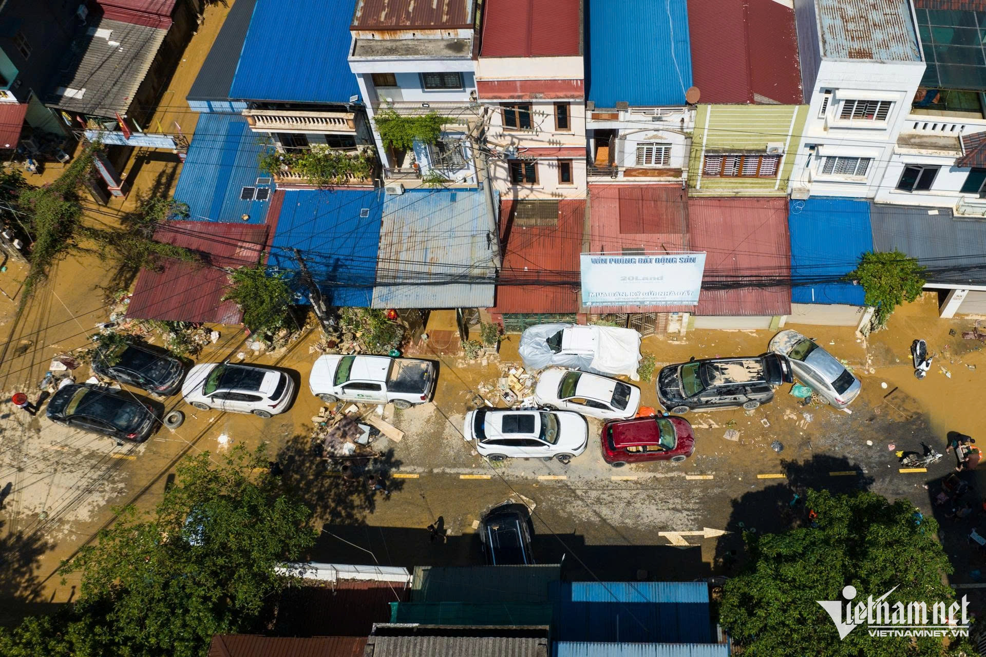 Loạt ô tô bị ngập nước lũ ở Thái Nguyên: Nỗi khổ của người dân - Ảnh 3. Loạt ô tô bị ngập nước lũ ở Thái Nguyên: Nỗi khổ của người dân - Ảnh 3.