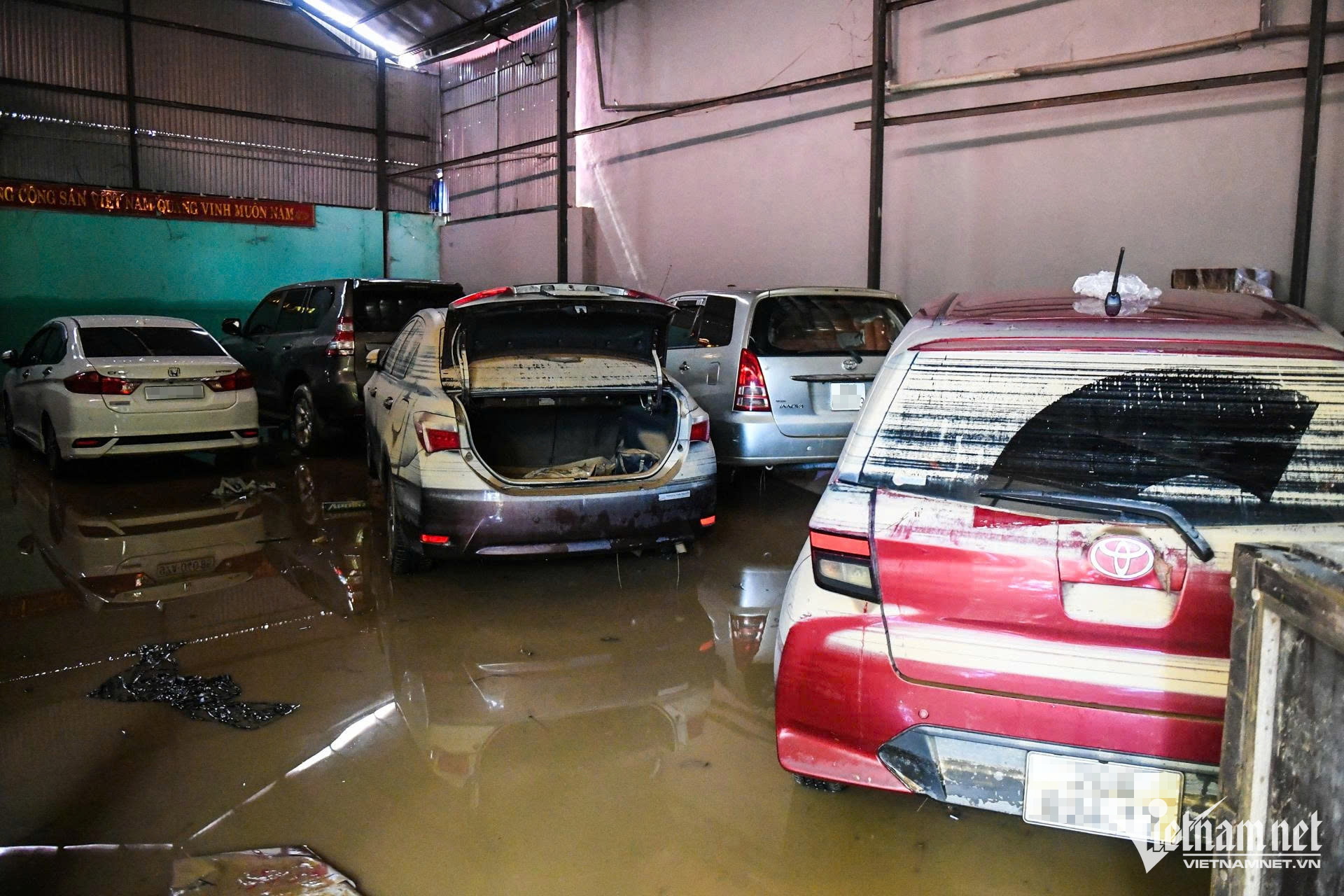 Loạt ô tô bị ngập nước lũ ở Thái Nguyên: Nỗi khổ của người dân - Ảnh 12. Loạt ô tô bị ngập nước lũ ở Thái Nguyên: Nỗi khổ của người dân - Ảnh 12.