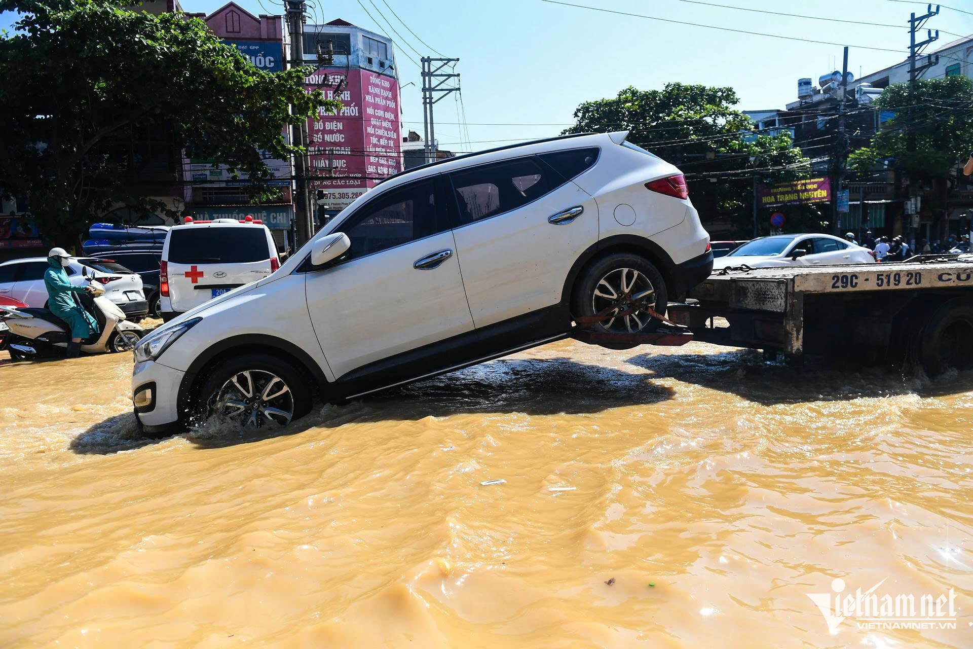 Loạt ô tô bị ngập nước lũ ở Thái Nguyên: Nỗi khổ của người dân - Ảnh 14. Loạt ô tô bị ngập nước lũ ở Thái Nguyên: Nỗi khổ của người dân - Ảnh 14.