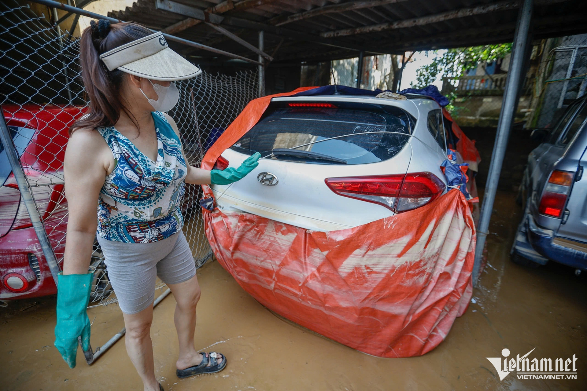 Loạt ô tô bị ngập nước lũ ở Thái Nguyên: Nỗi khổ của người dân - Ảnh 11. Loạt ô tô bị ngập nước lũ ở Thái Nguyên: Nỗi khổ của người dân - Ảnh 11.