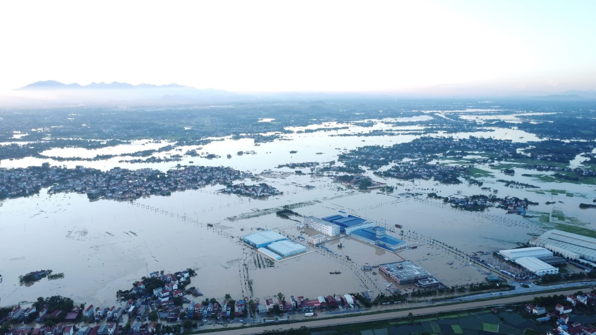 Lũ sông Cầu Bắc Ninh khiến nhiều thôn chìm trong biển nước , cuộc sống đảo lộn - Ảnh 4. Lũ sông Cầu Bắc Ninh khiến nhiều thôn chìm trong biển nước , cuộc sống đảo lộn - Ảnh 4.