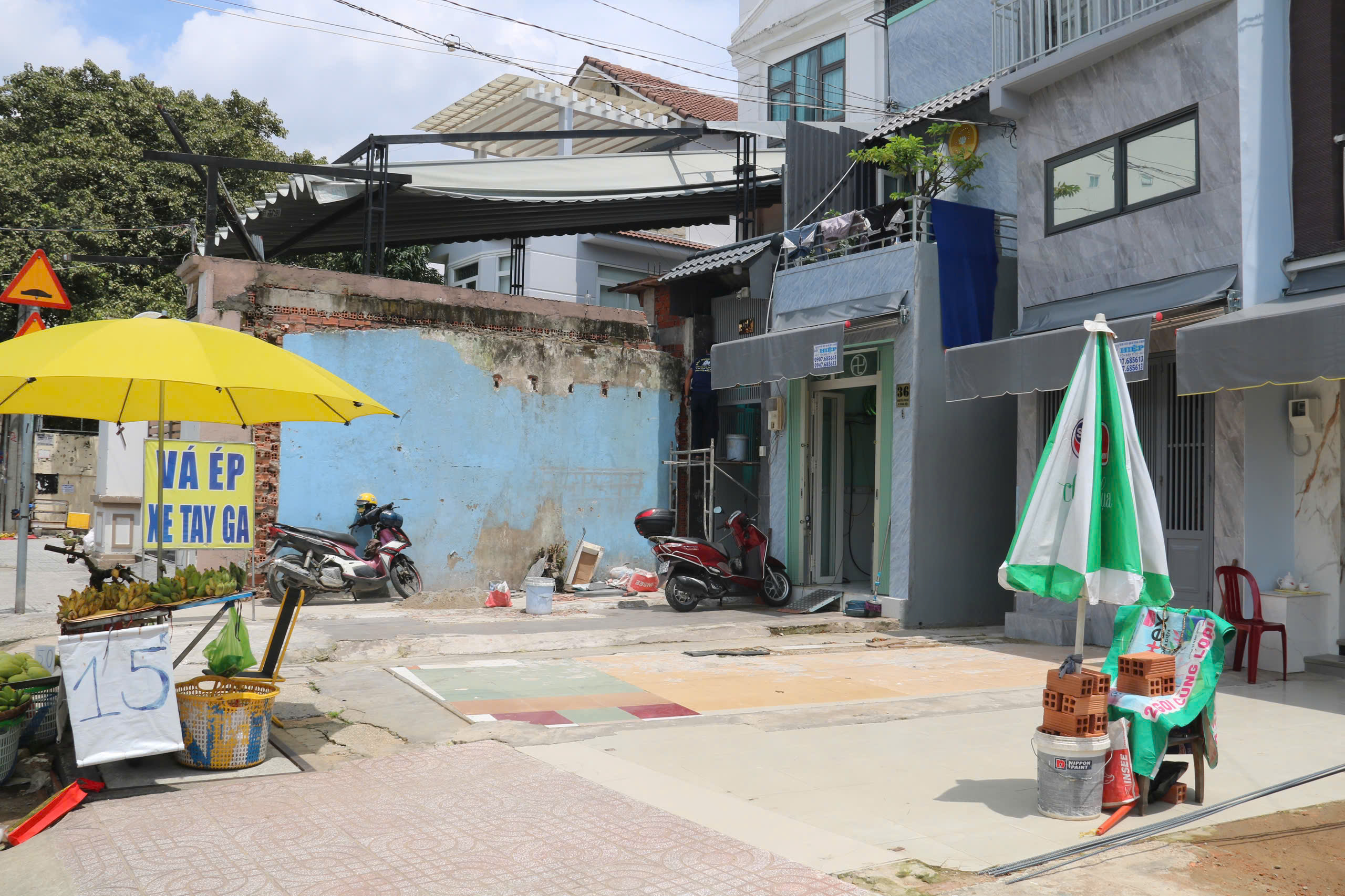 Người dân rộn ràng nhường đất cho cầu đường Nguyễn Khoái - Ảnh 6.