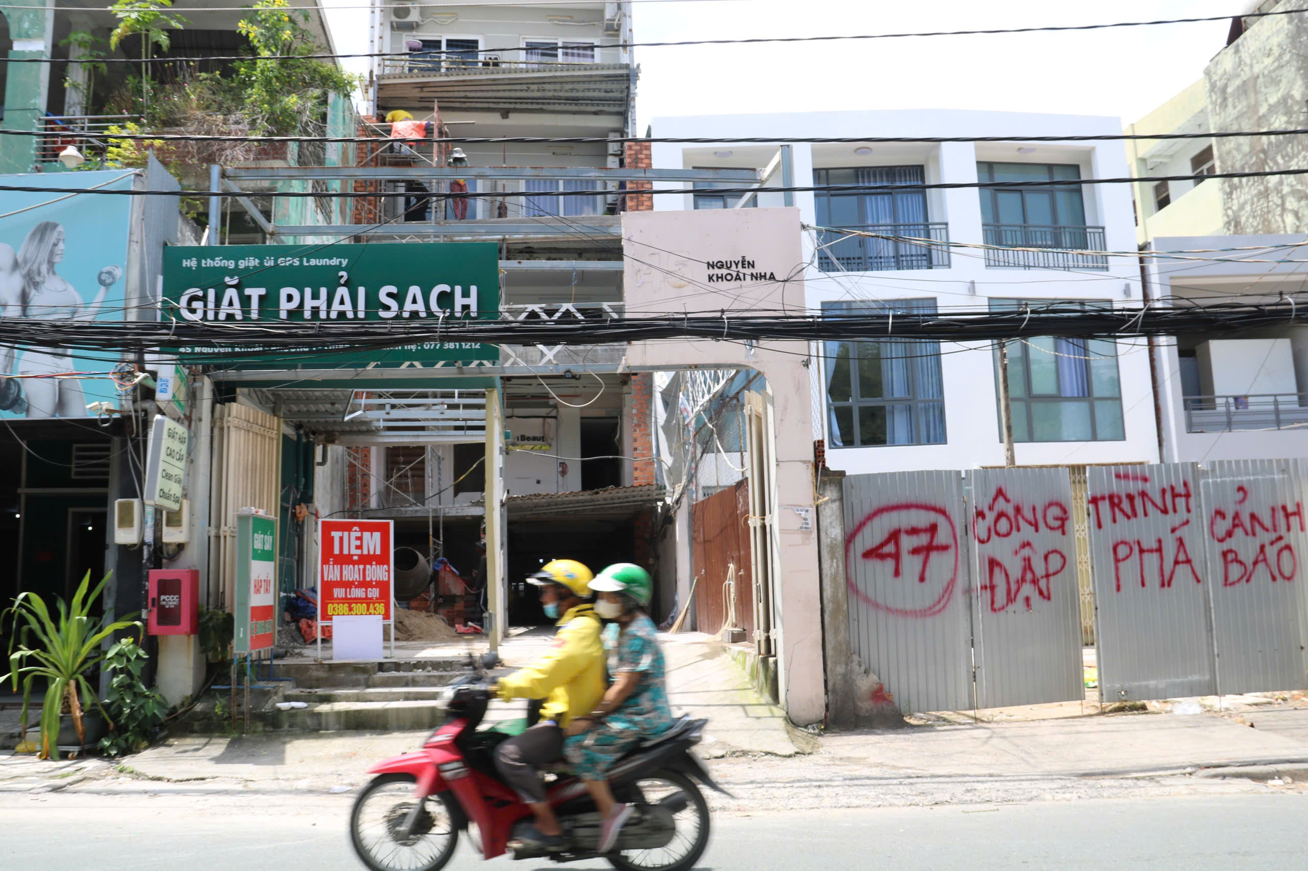 Người dân rộn ràng nhường đất cho cầu đường Nguyễn Khoái - Ảnh 1.