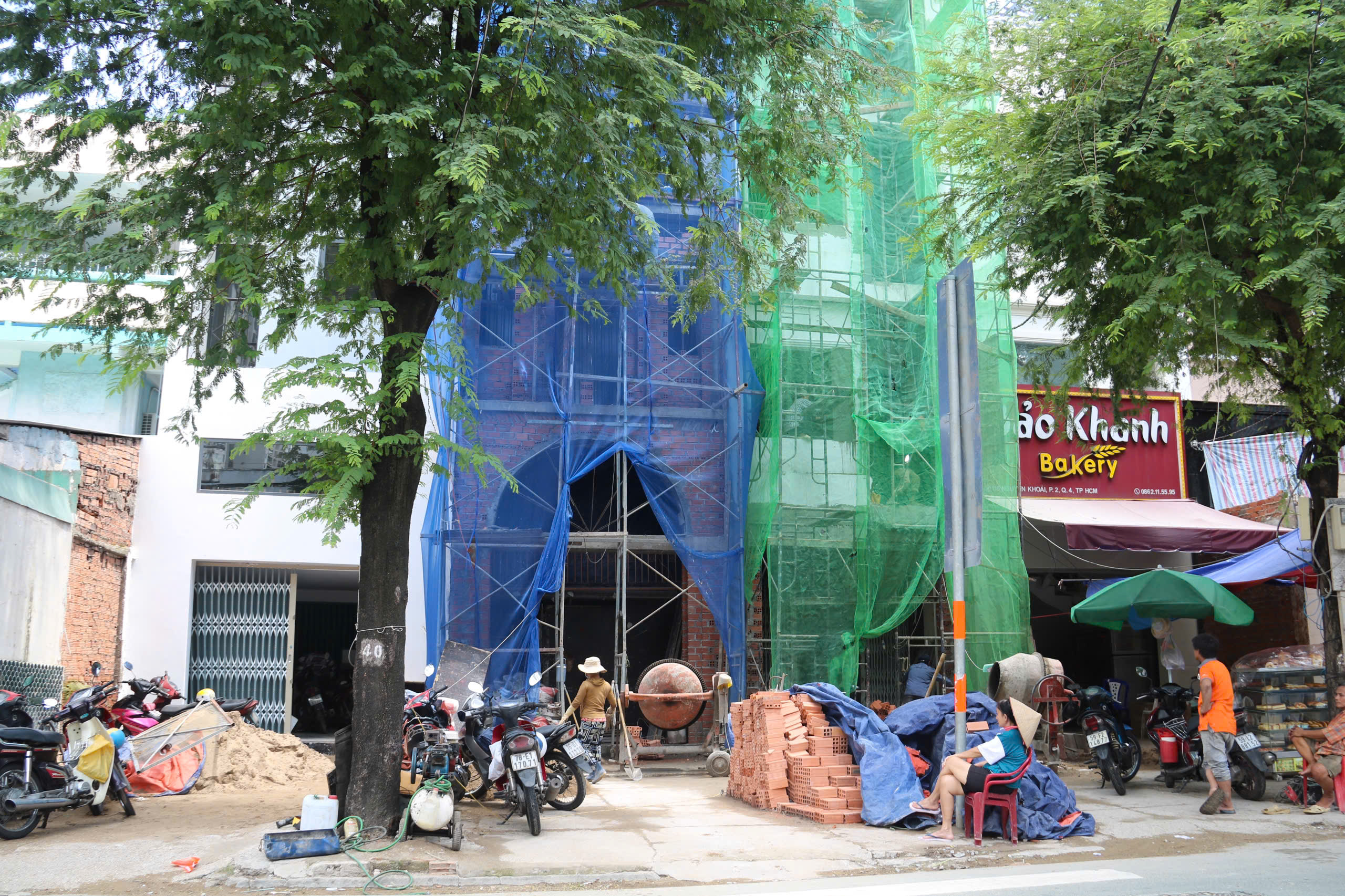 Người dân rộn ràng nhường đất cho cầu đường Nguyễn Khoái - Ảnh 4.