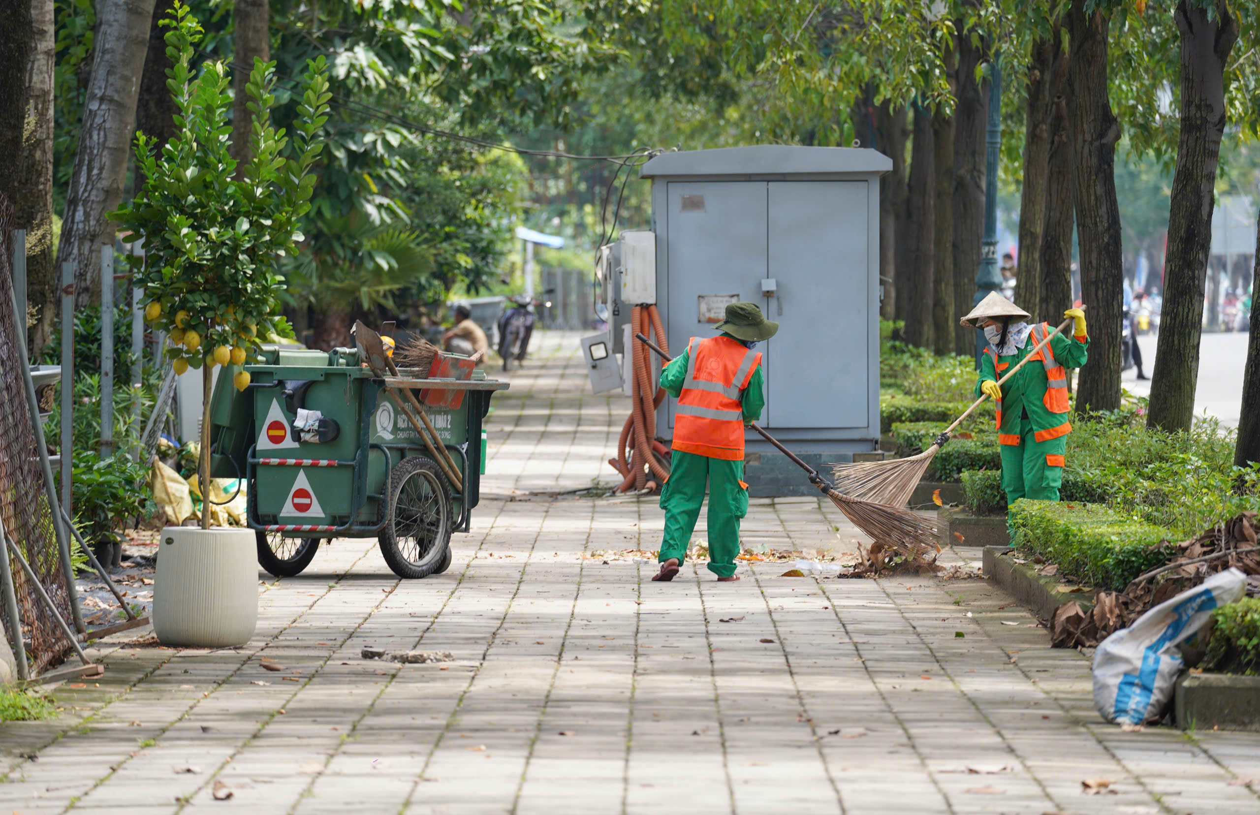 TP HCM thi công làn riêng cho xe đạp, bắt đầu từ ngày mai (10-10) - Ảnh 1.