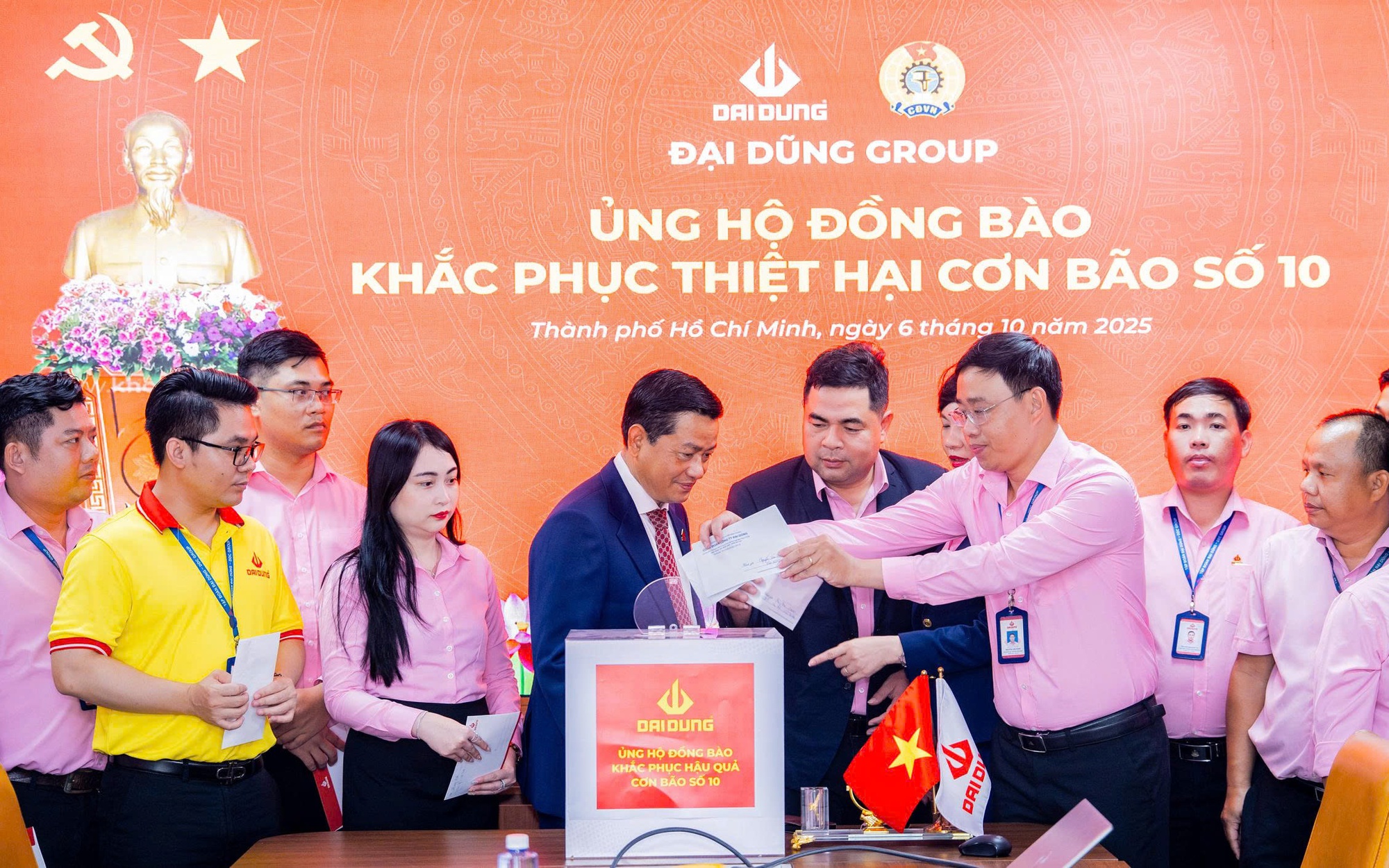 TP HCM cho phép đỗ xe và sạc điện cùng lúc trên lòng đường - Ảnh 2.