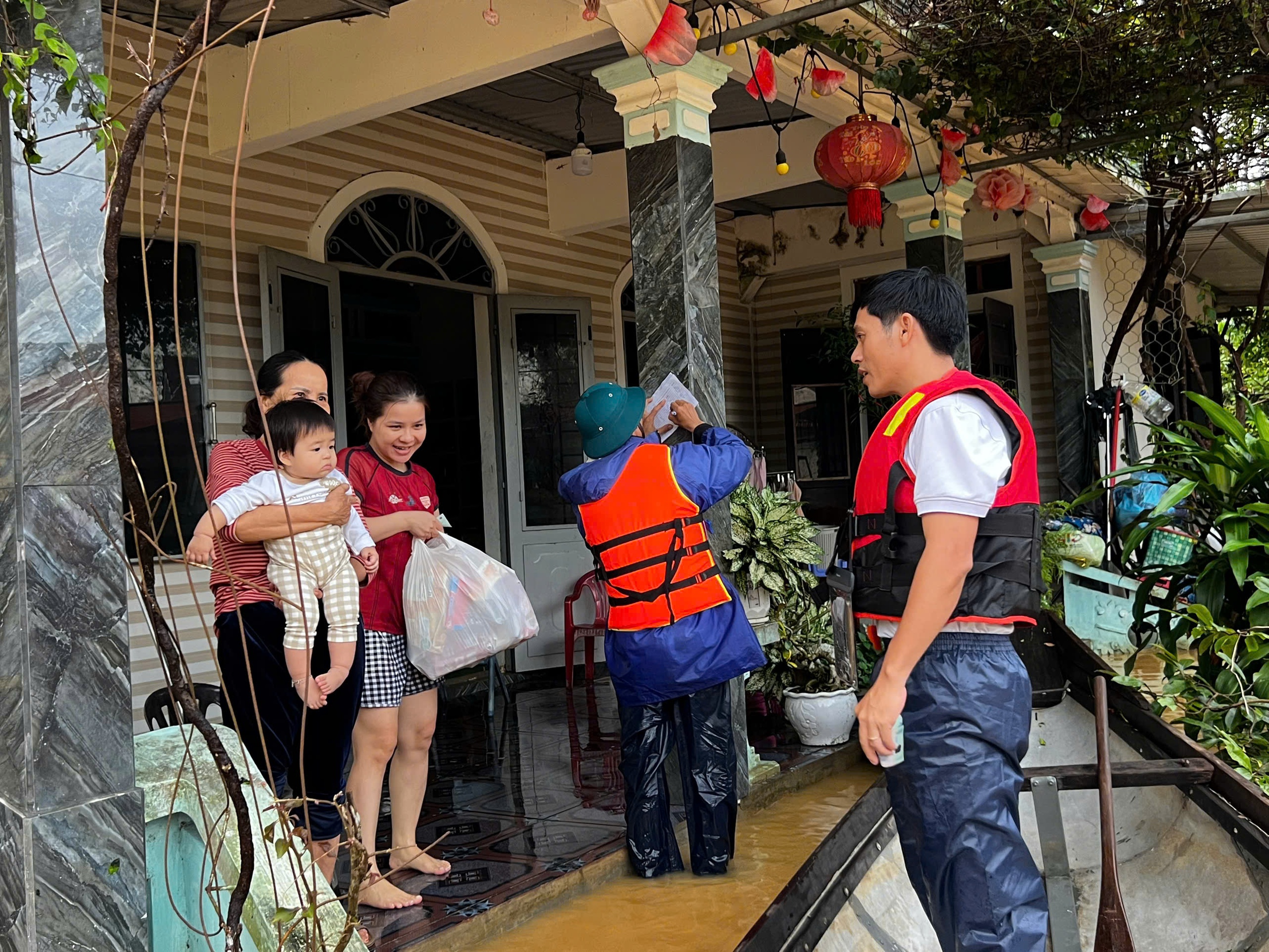 TP Huế đề nghị chấn chỉnh tình trạng phóng đại mức độ ảnh hưởng mưa lũ trên mạng xã hội - Ảnh 3. TP Huế đề nghị chấn chỉnh tình trạng phóng đại mức độ ảnh hưởng mưa lũ trên mạng xã hội - Ảnh 3.