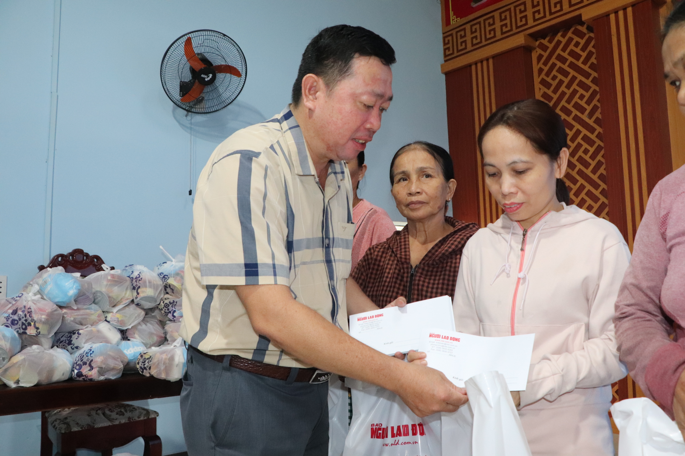 "Trái tim miền Trung" trao 100 suất quà, hỗ trợ gia đình giáo viên mất trong lũ - Ảnh 5.