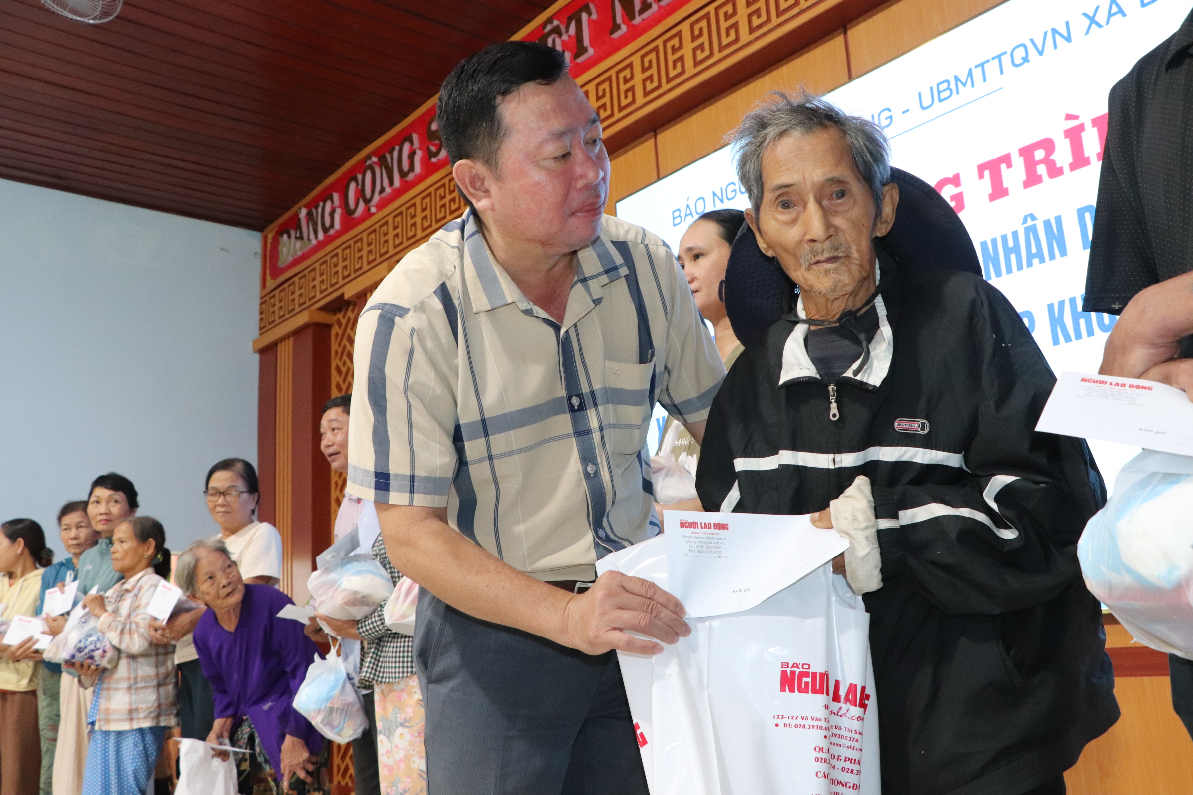 "Trái tim miền Trung" trao 100 suất quà, hỗ trợ gia đình giáo viên mất trong lũ - Ảnh 6.