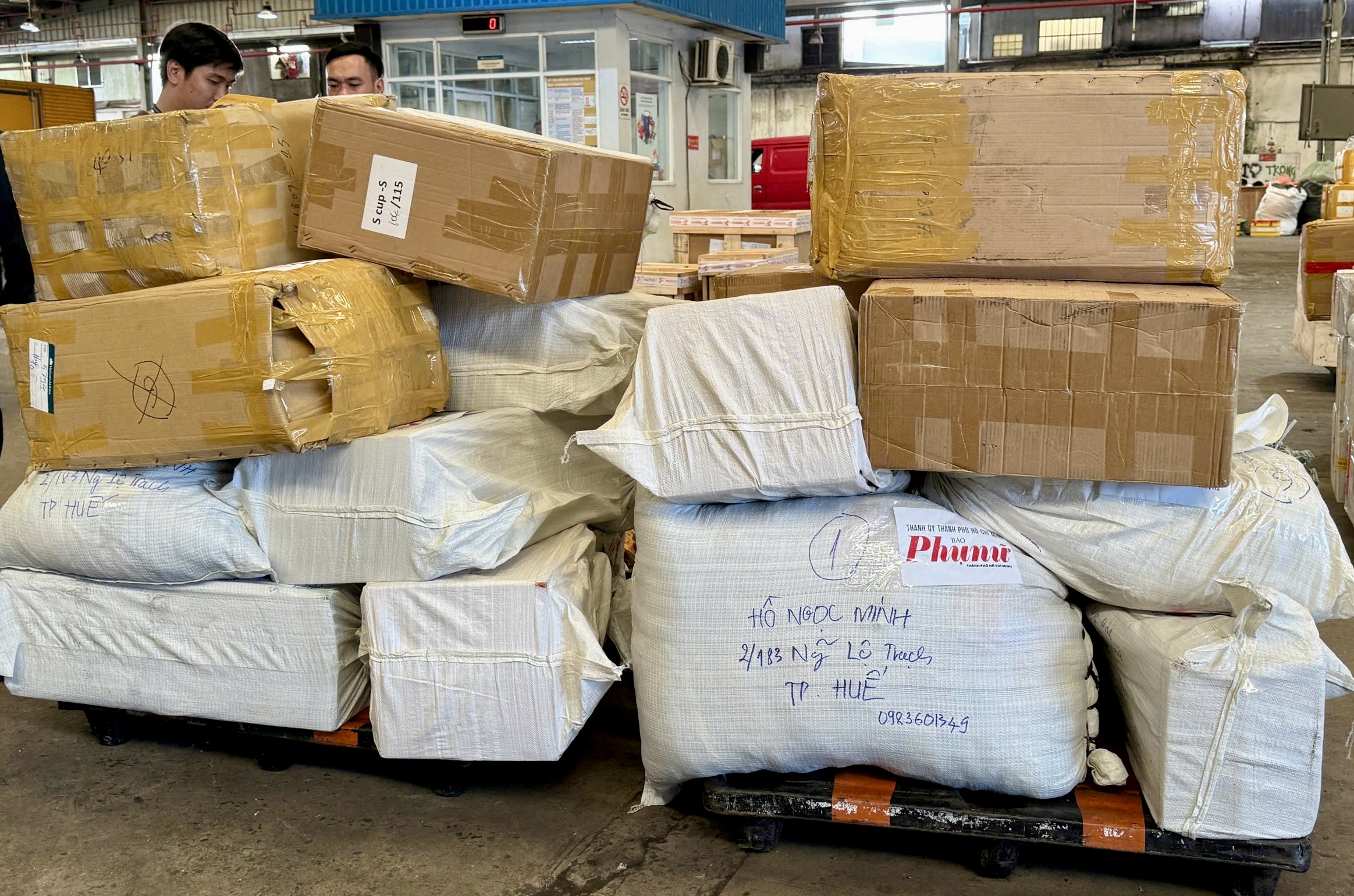 Chuyến bay Vietnam Airlines chở hàng hỗ trợ từ TP HCM đến miền Trung đã hạ cánh - Ảnh 4. Chuyến bay Vietnam Airlines chở hàng hỗ trợ từ TP HCM đến miền Trung đã hạ cánh - Ảnh 4.