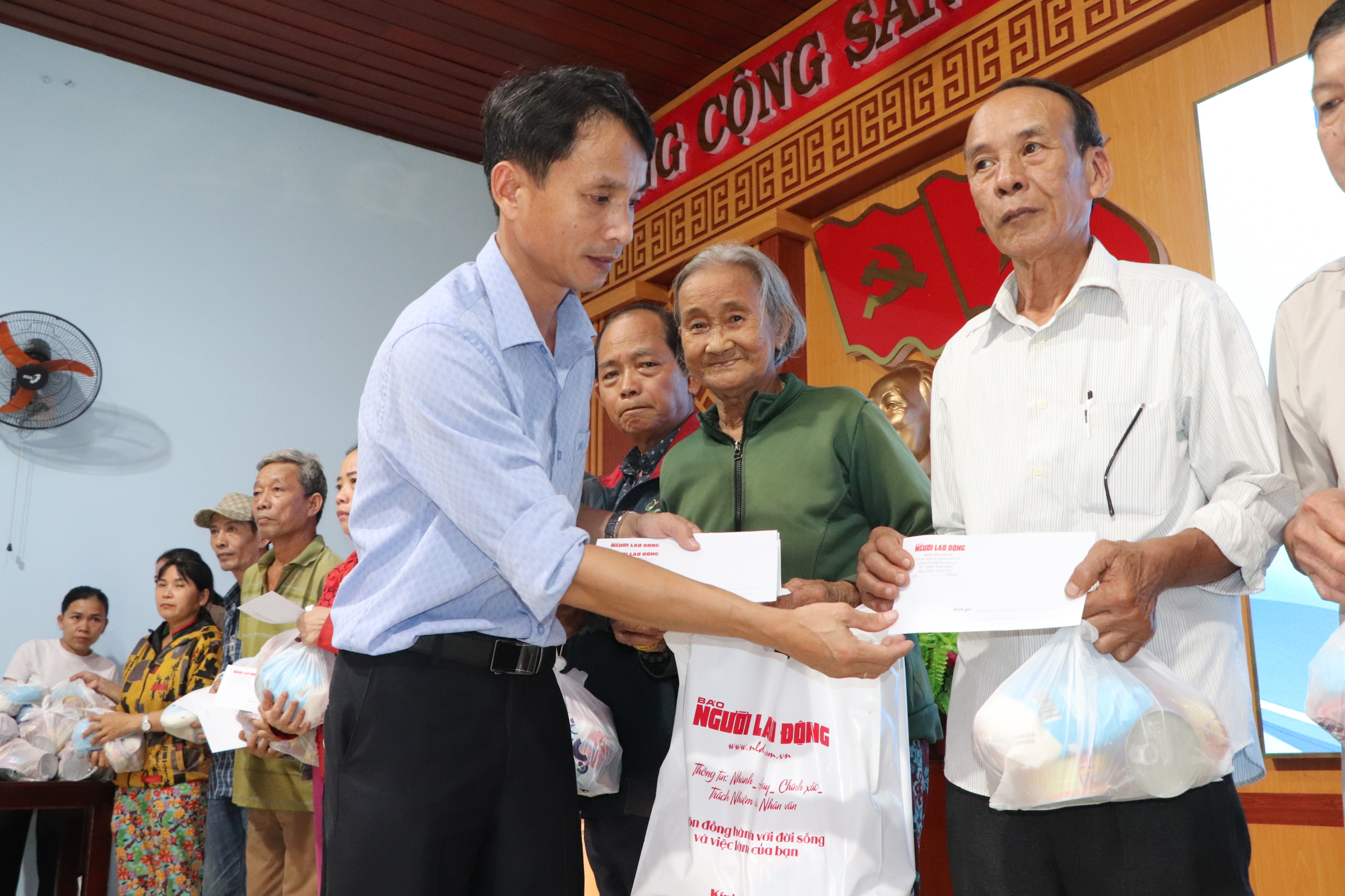 "Trái tim miền Trung" trao 100 suất quà, hỗ trợ gia đình giáo viên mất trong lũ - Ảnh 4.