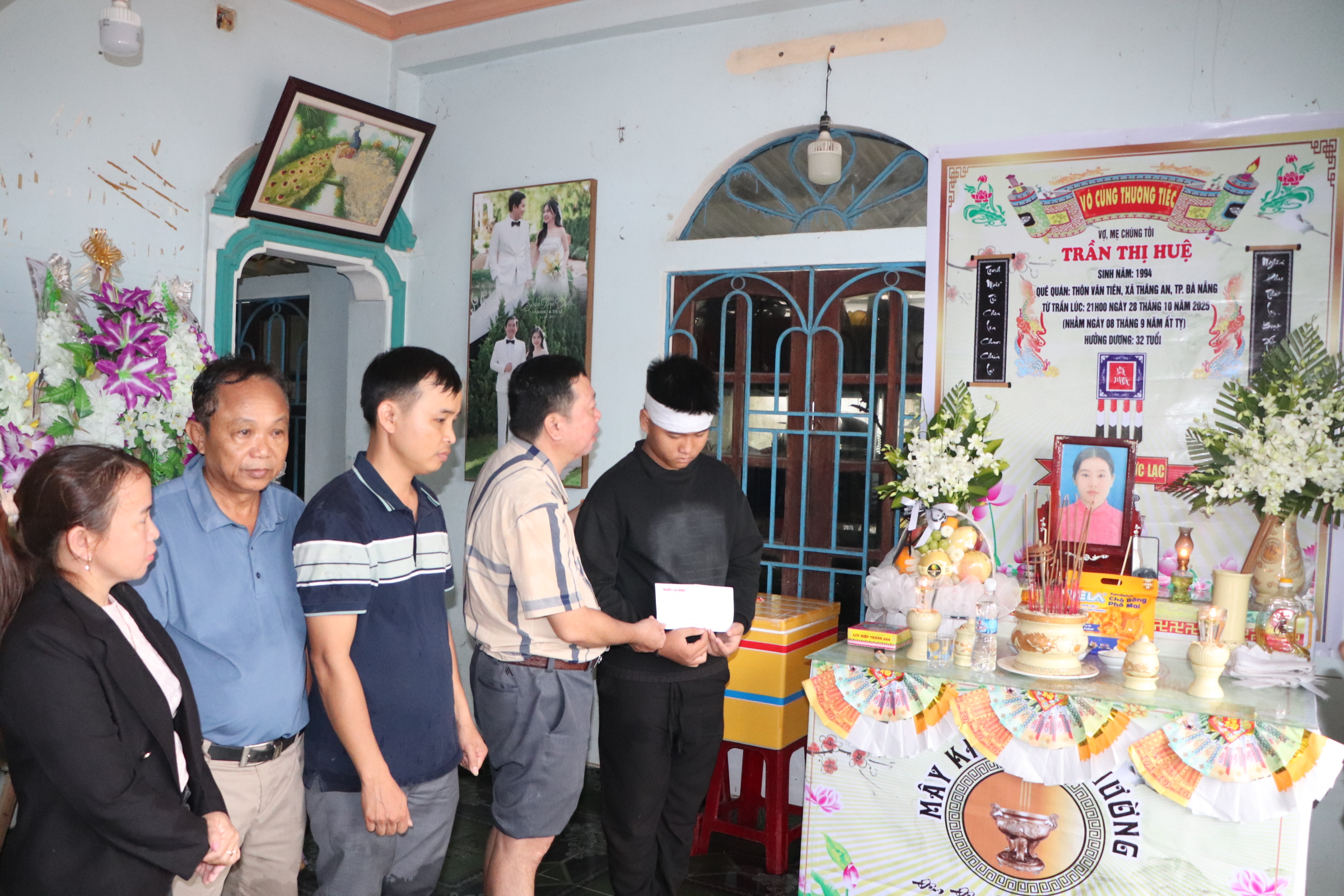 "Trái tim miền Trung" trao 100 suất quà, hỗ trợ gia đình giáo viên mất trong lũ - Ảnh 10.