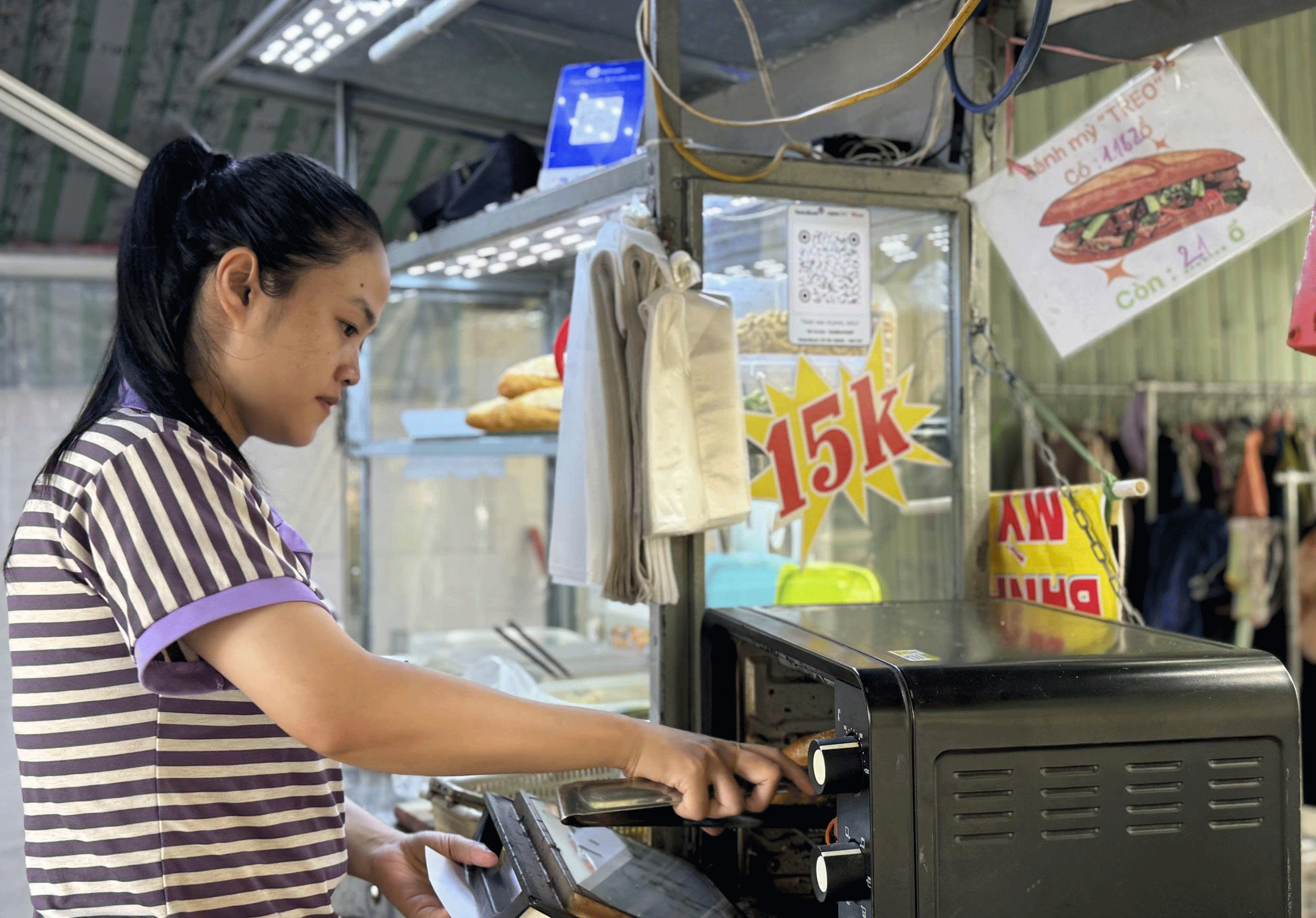 "Bánh mì treo" giữa phố - Ảnh 1.