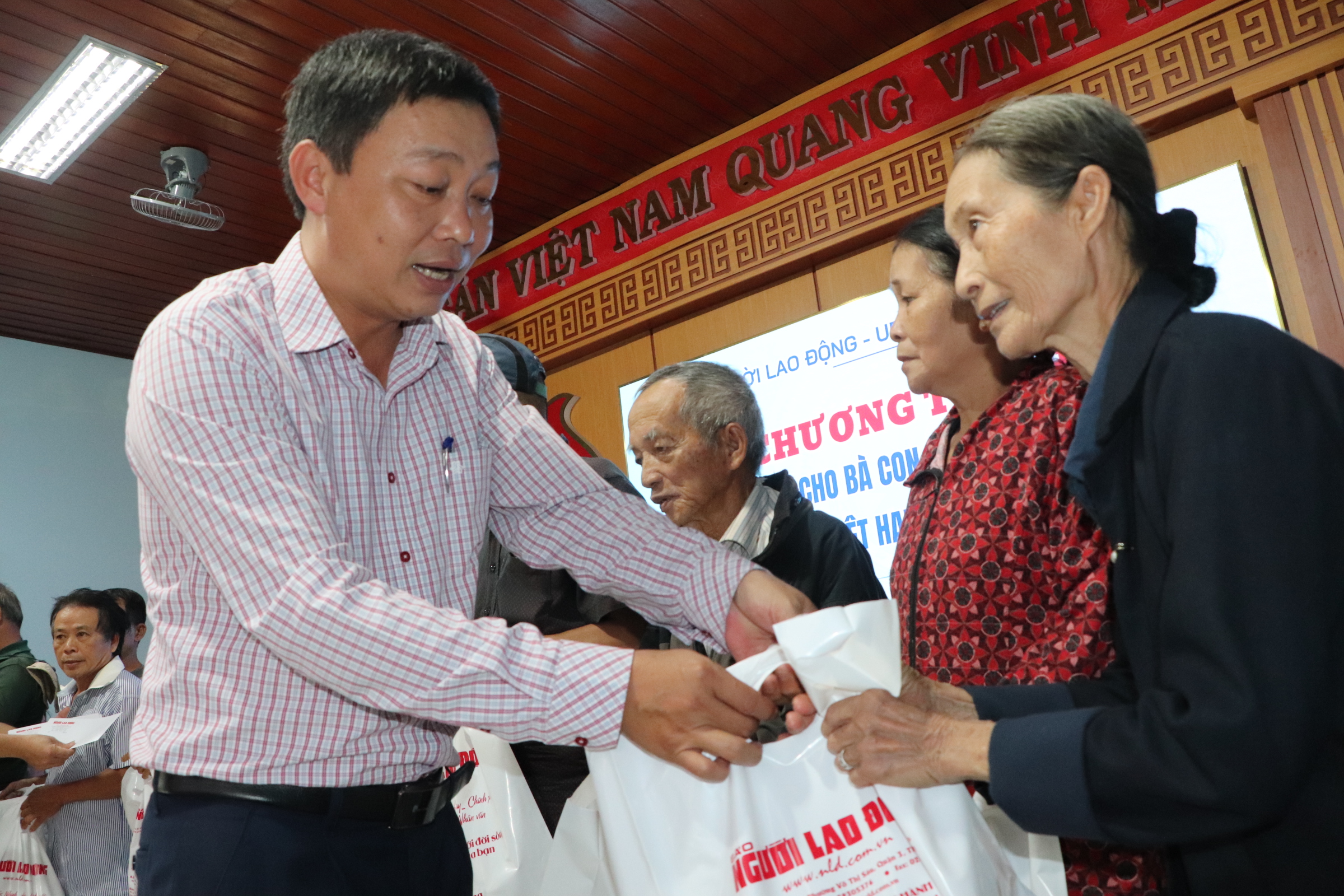 "Trái tim miền Trung" trao 100 suất quà, hỗ trợ gia đình giáo viên mất trong lũ - Ảnh 2.